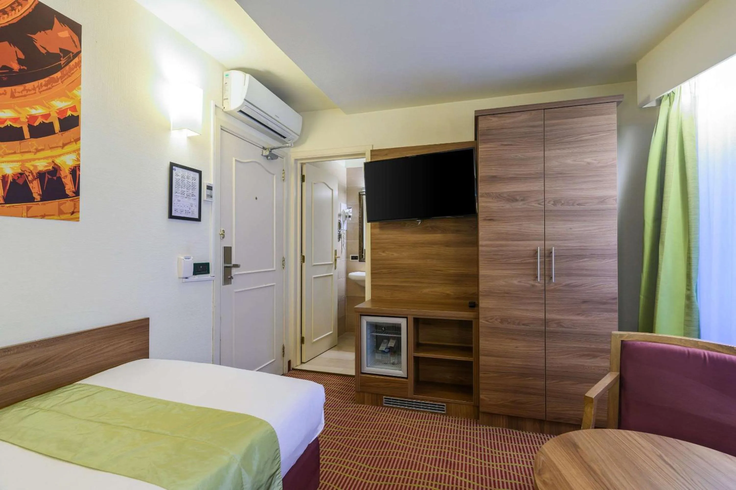 Photo of the whole room, Bed in Hotel Opera Antwerpen Centrum