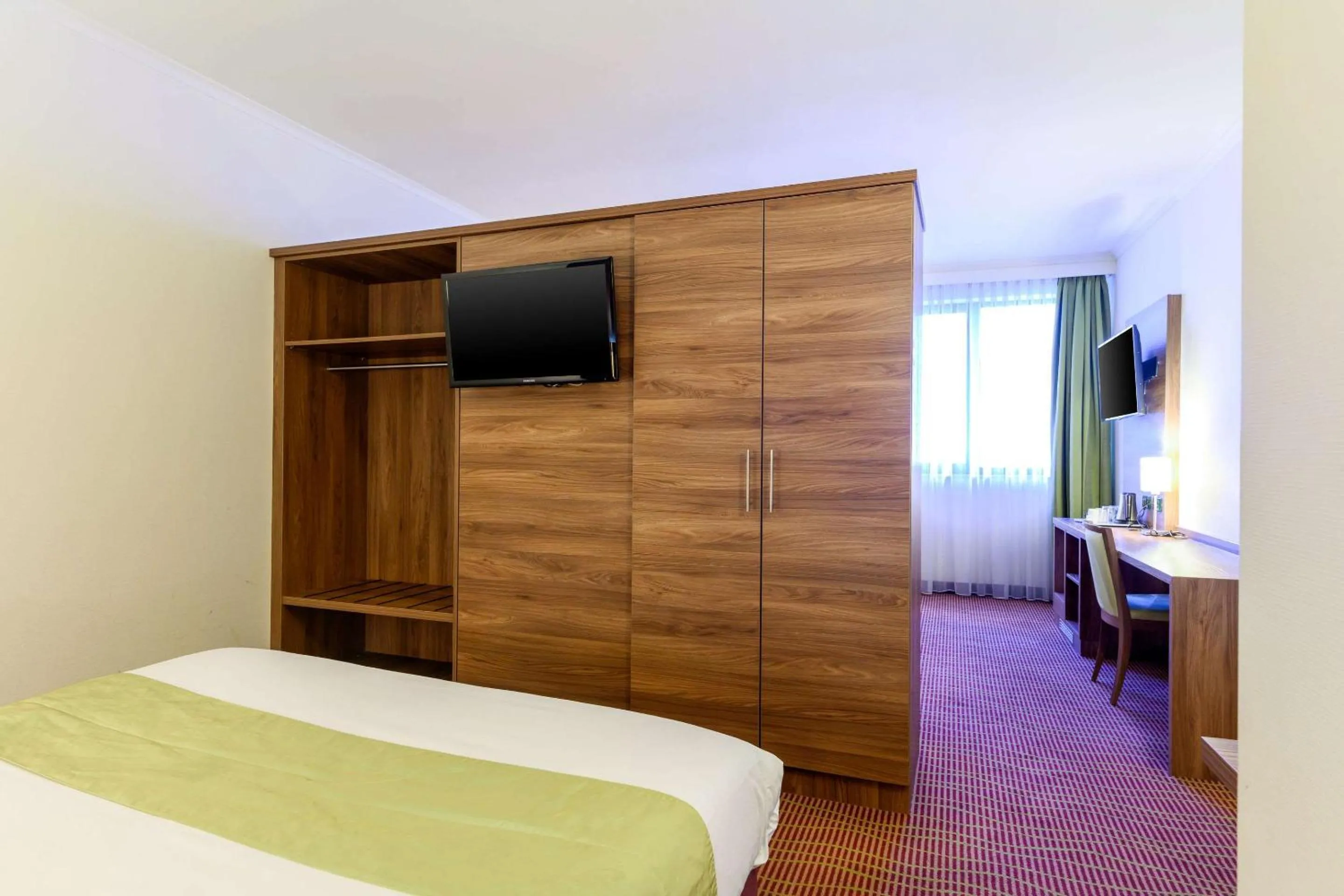 Photo of the whole room, Bed in Hotel Opera Antwerpen Centrum