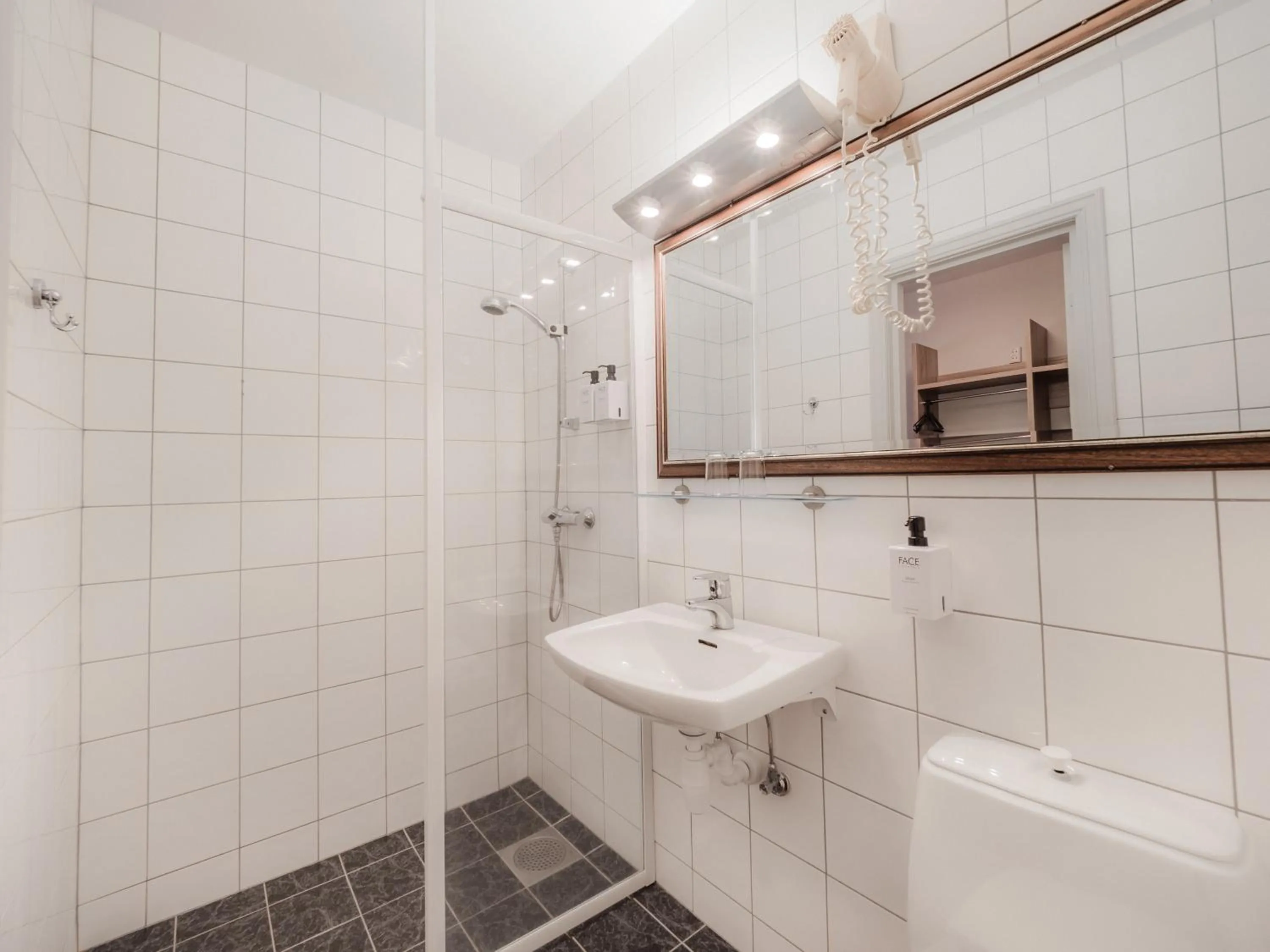 Shower in Nordfjord Hotell