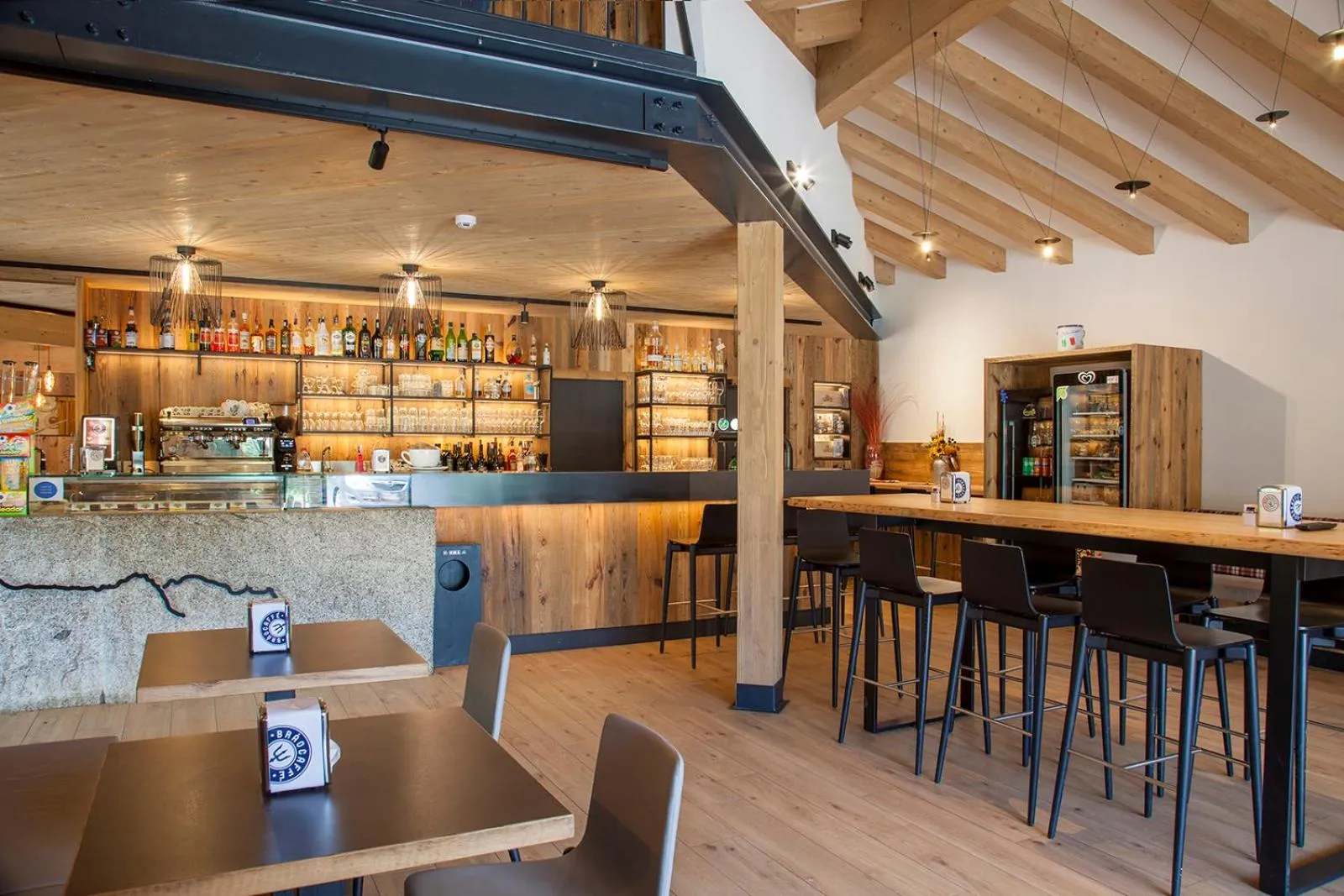 Restaurant/places to eat in Hotel Santoni