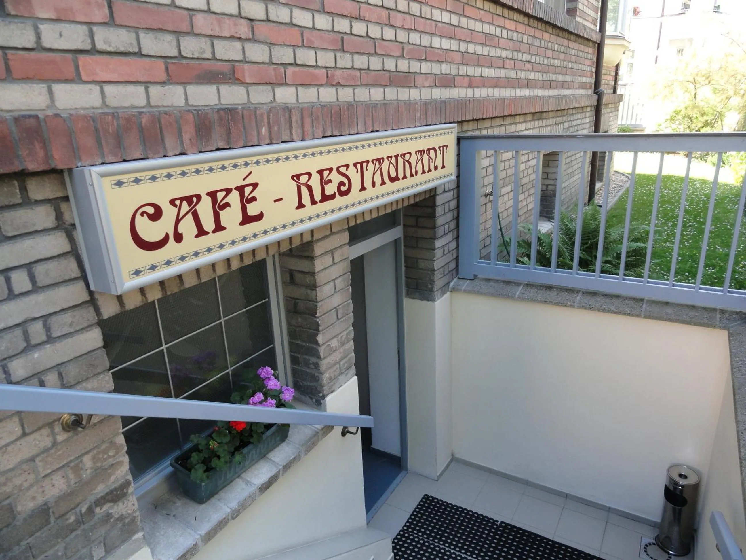 Restaurant/places to eat in Villa A. Malka