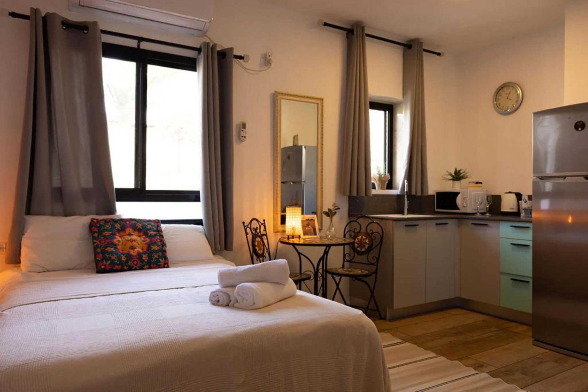 Kitchen or kitchenette, Bed in Hotel Loui Talpiot