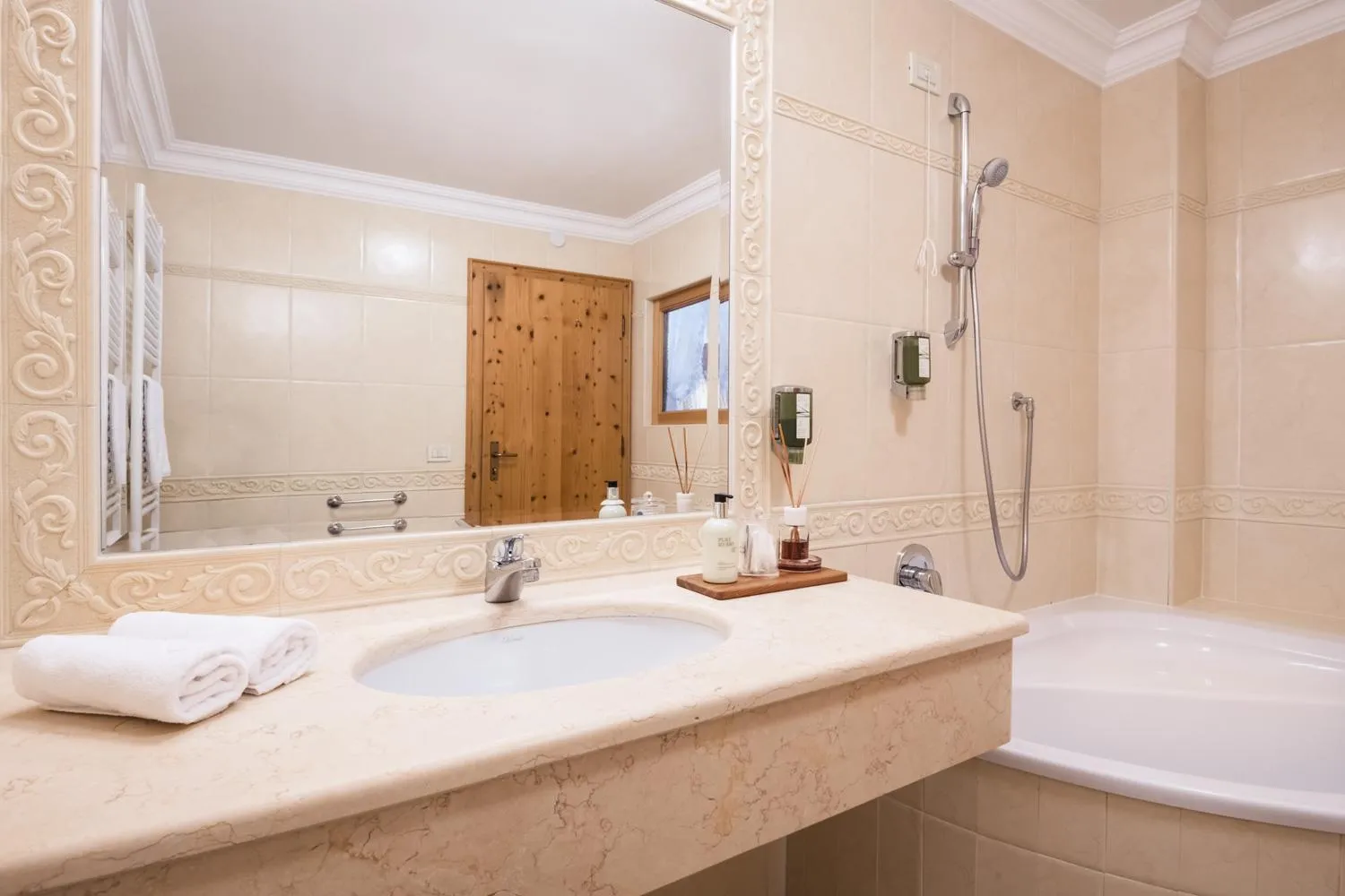 Shower in Alpenhotel Plaza