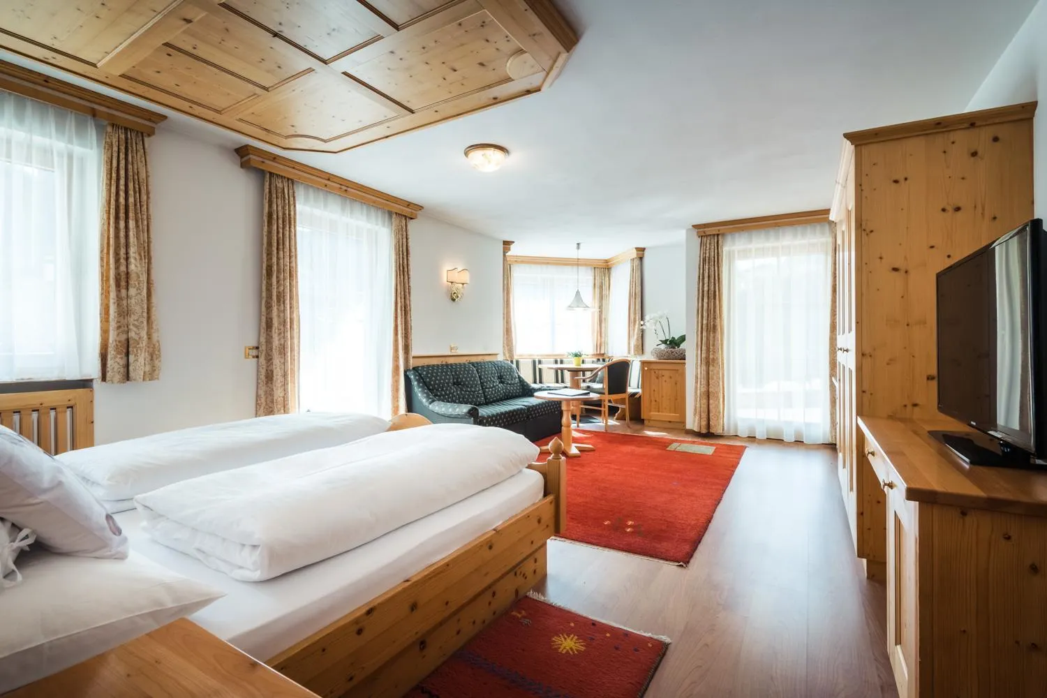 Communal lounge/ TV room, Bed in Alpenhotel Plaza