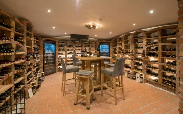 Restaurant/places to eat in Alpenhotel Plaza