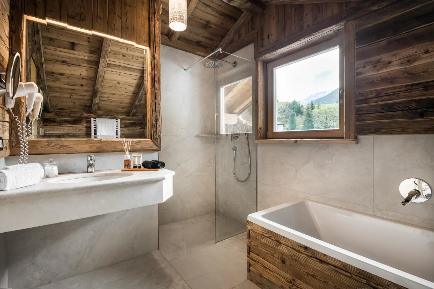 Shower in Alpenhotel Plaza