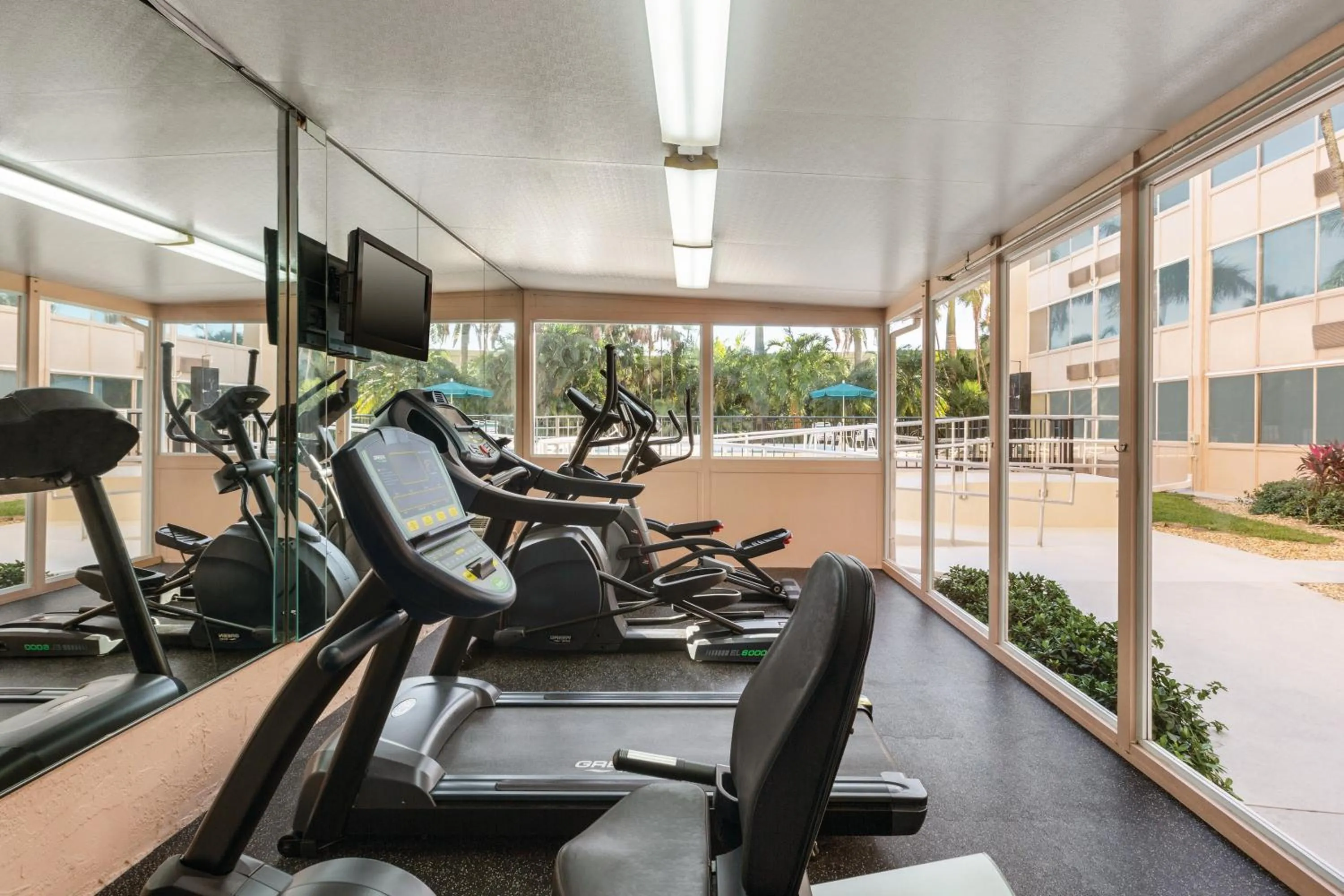 Fitness centre/facilities in enVision Hotel Miami International Airport