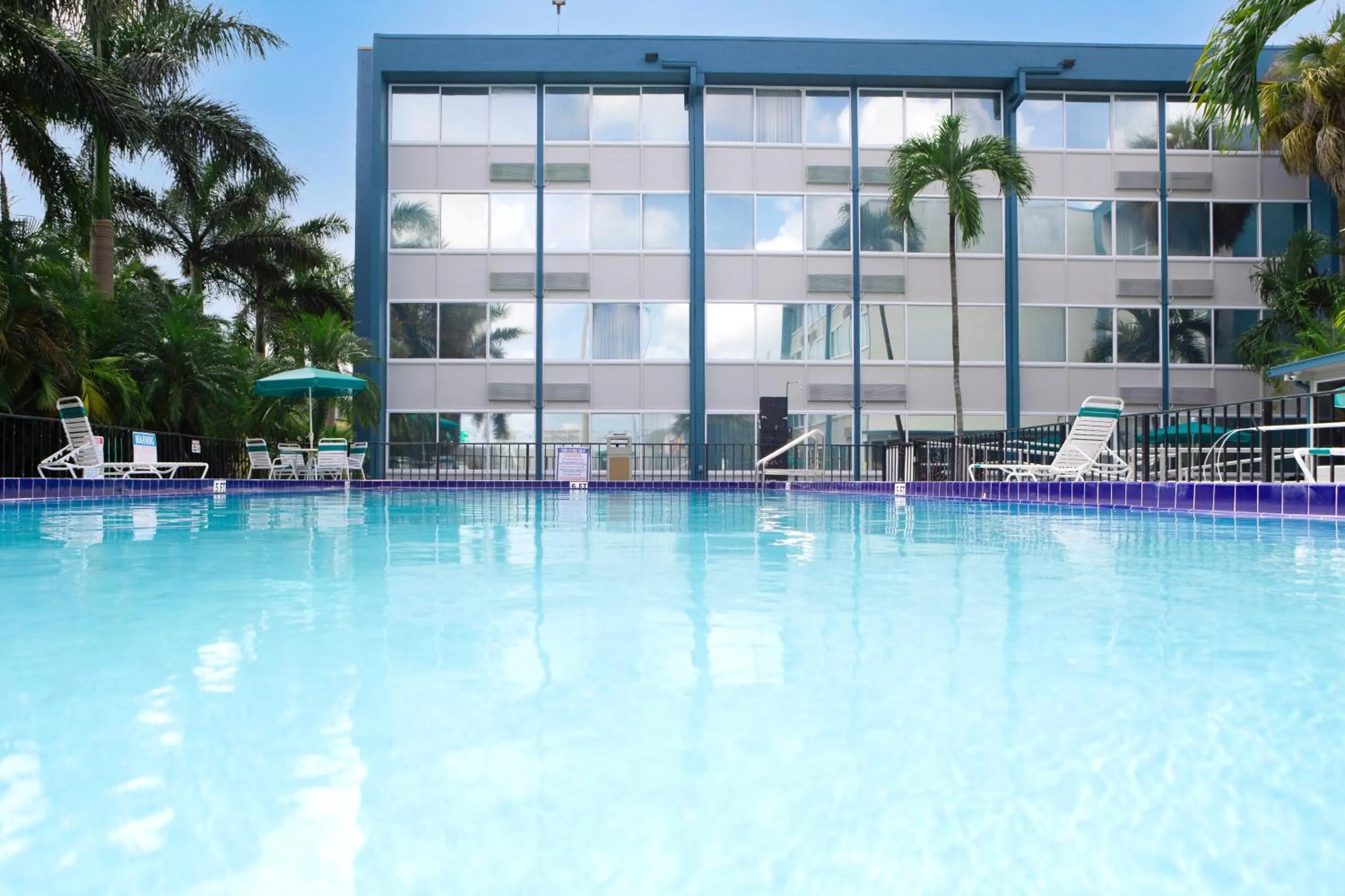 Swimming pool in enVision Hotel Miami International Airport