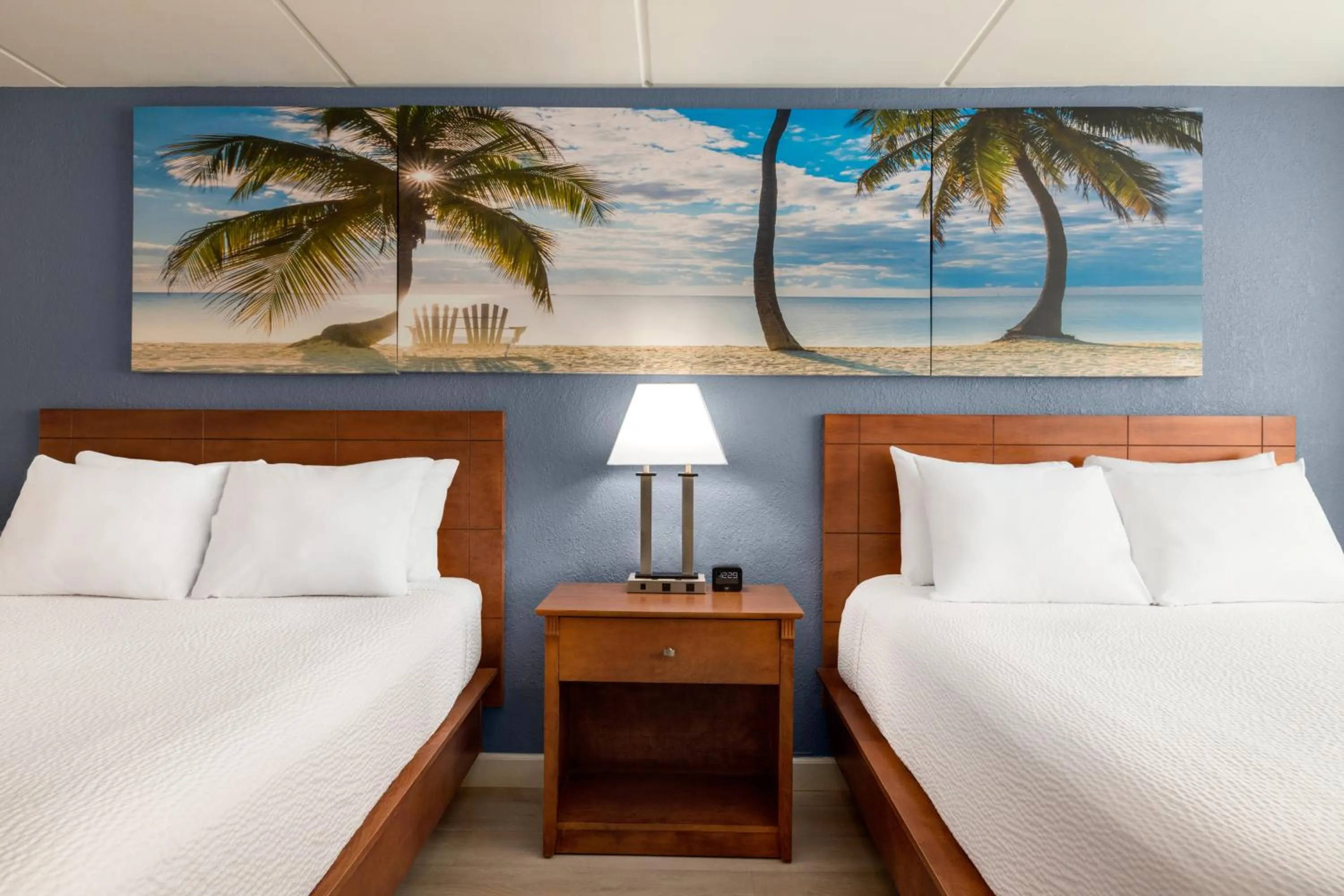 Bed in enVision Hotel Miami International Airport