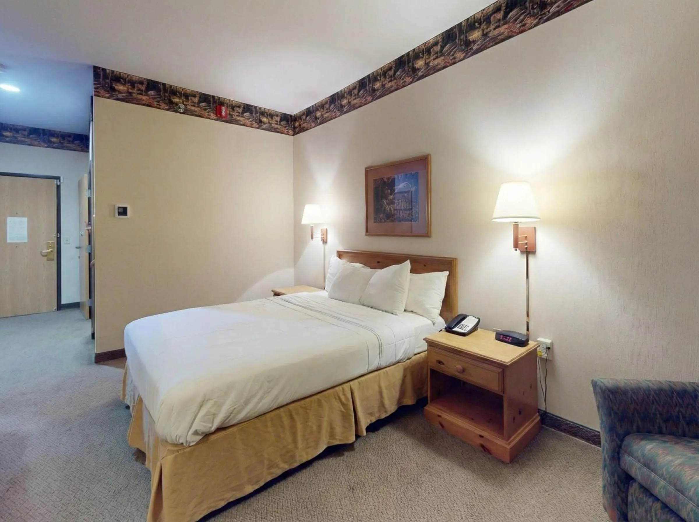 Photo of the whole room, Bed in Pellston Lodge