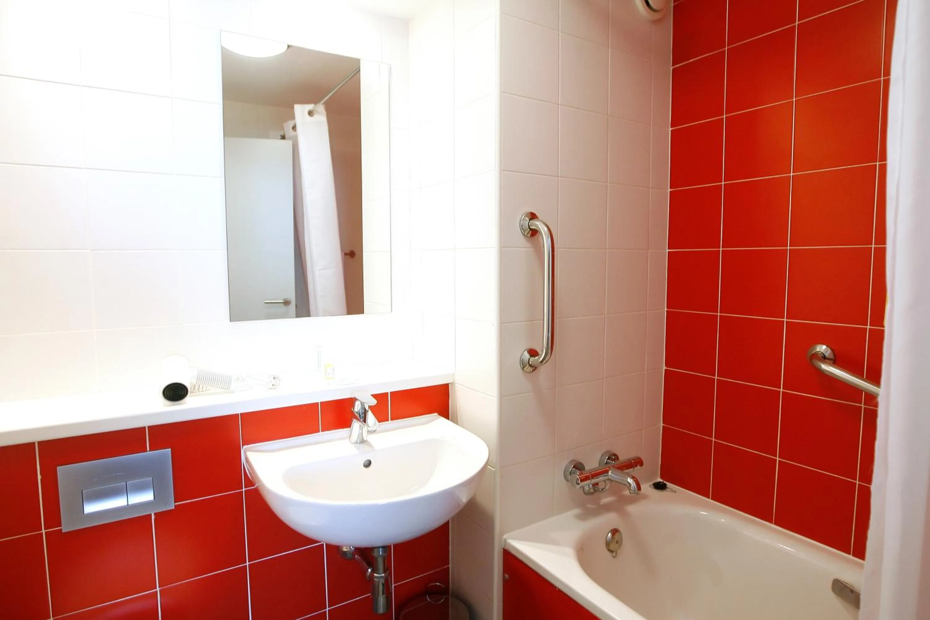 Bathroom in Travelodge Valencia Aeropuerto