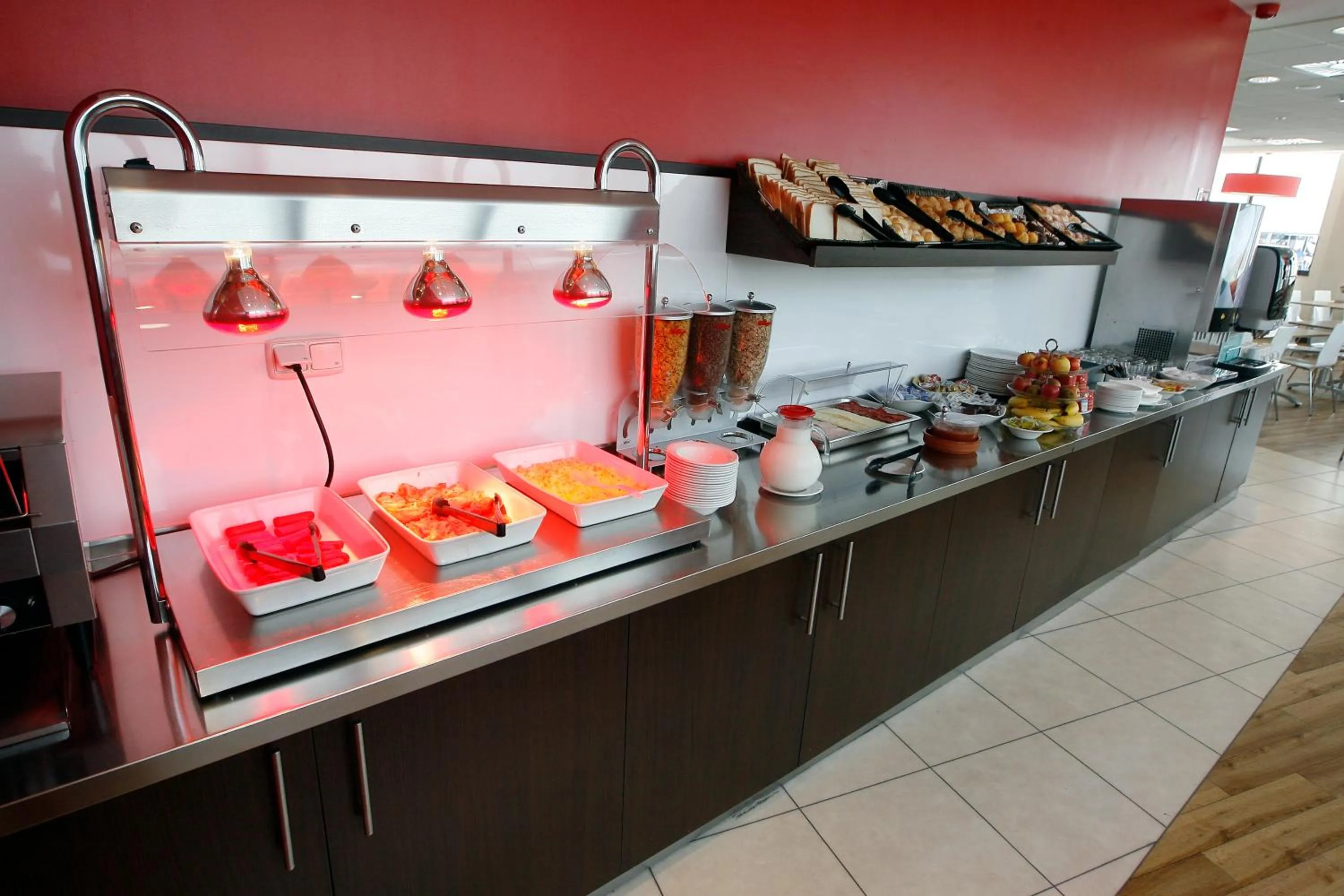 Kitchen or kitchenette in Travelodge Valencia Aeropuerto