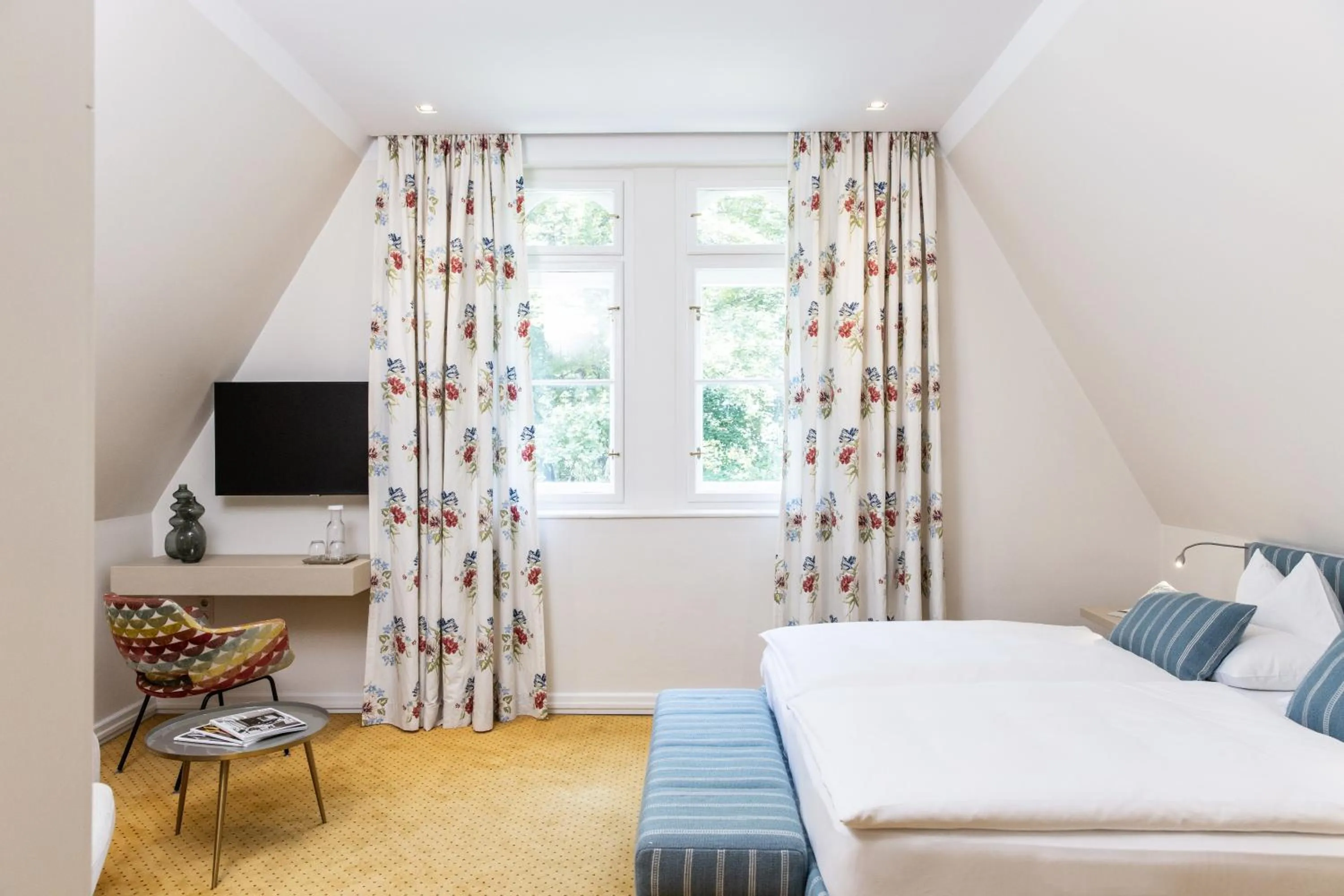 Photo of the whole room, Bed in Dermuth Hotels – Parkvilla Wörth