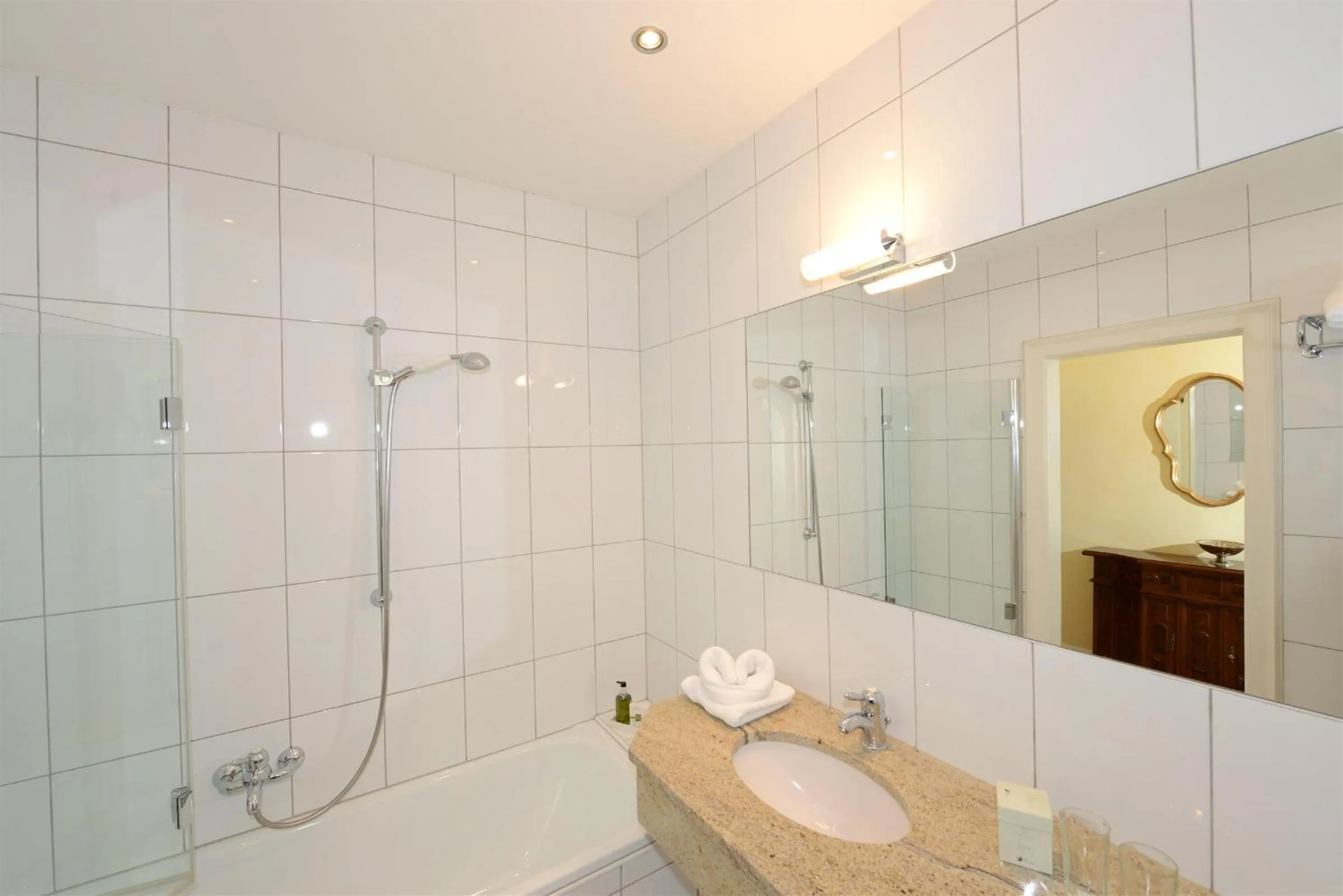 Bathroom in Dermuth Hotels – Parkvilla Wörth