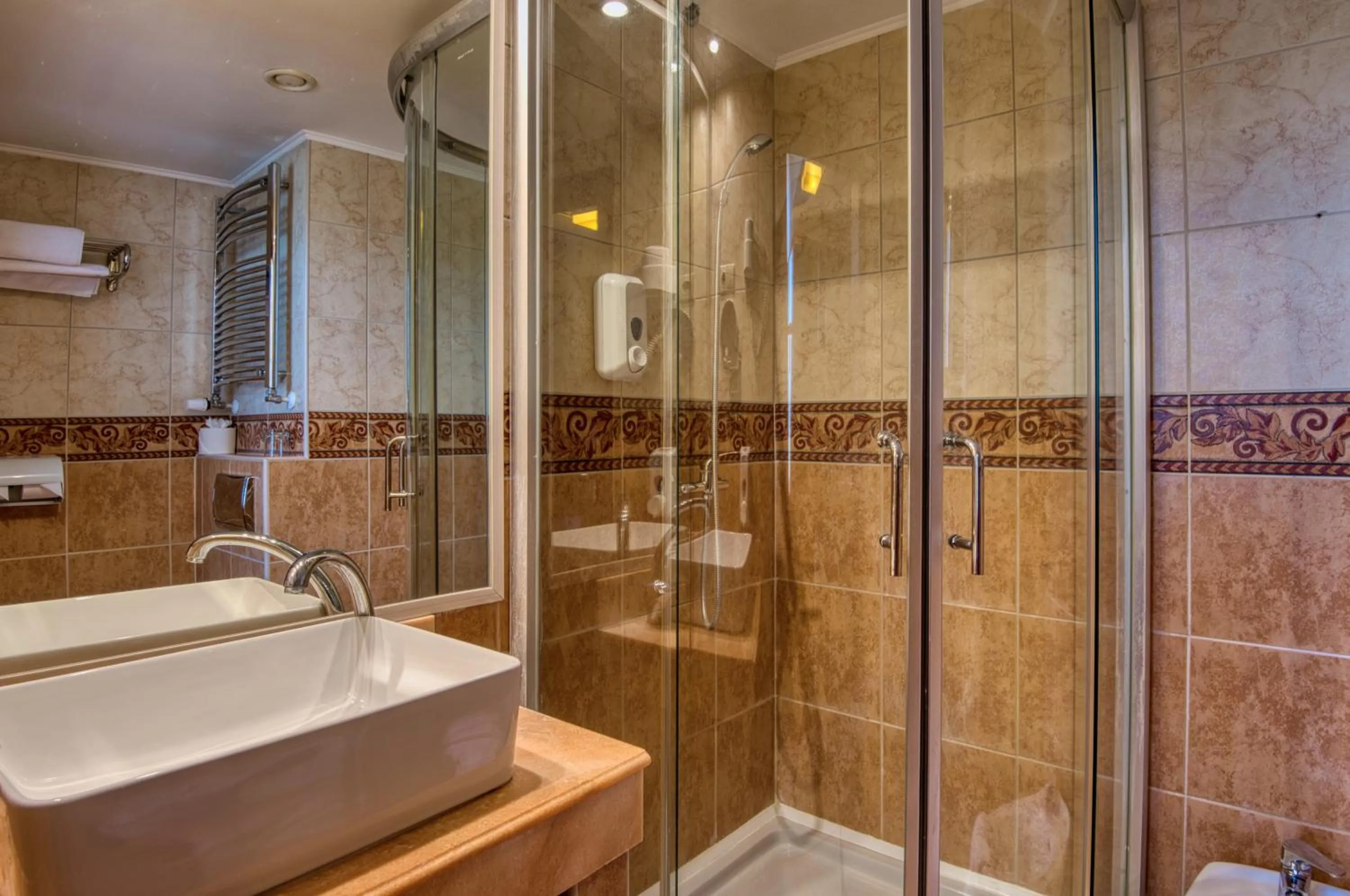 Shower in Hotel Bellevue Esztergom