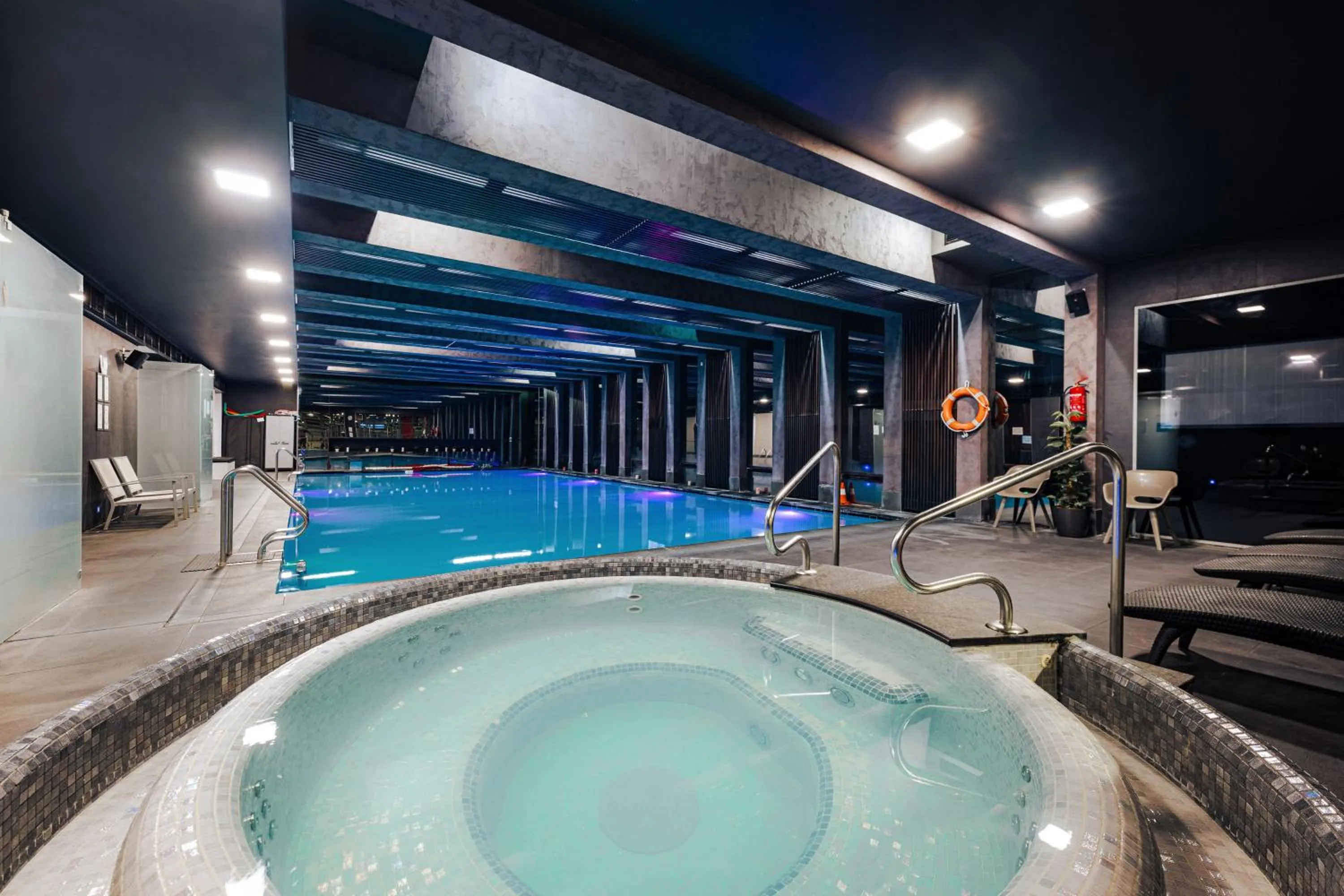Hot Tub in Bliss Residence & Spa