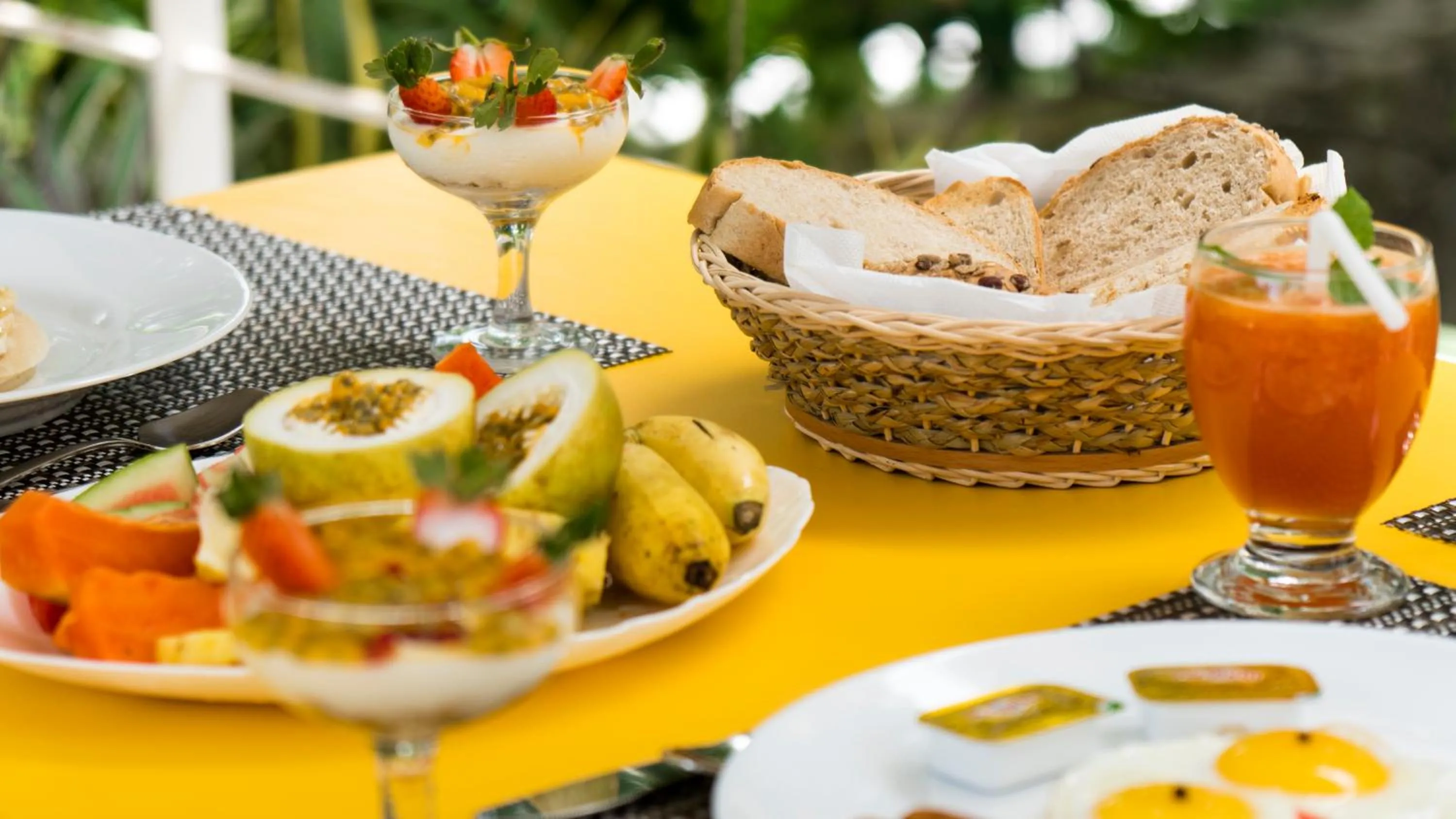 English/Irish breakfast in 18 Faces with free drop off to Galle Fort by TukTuk