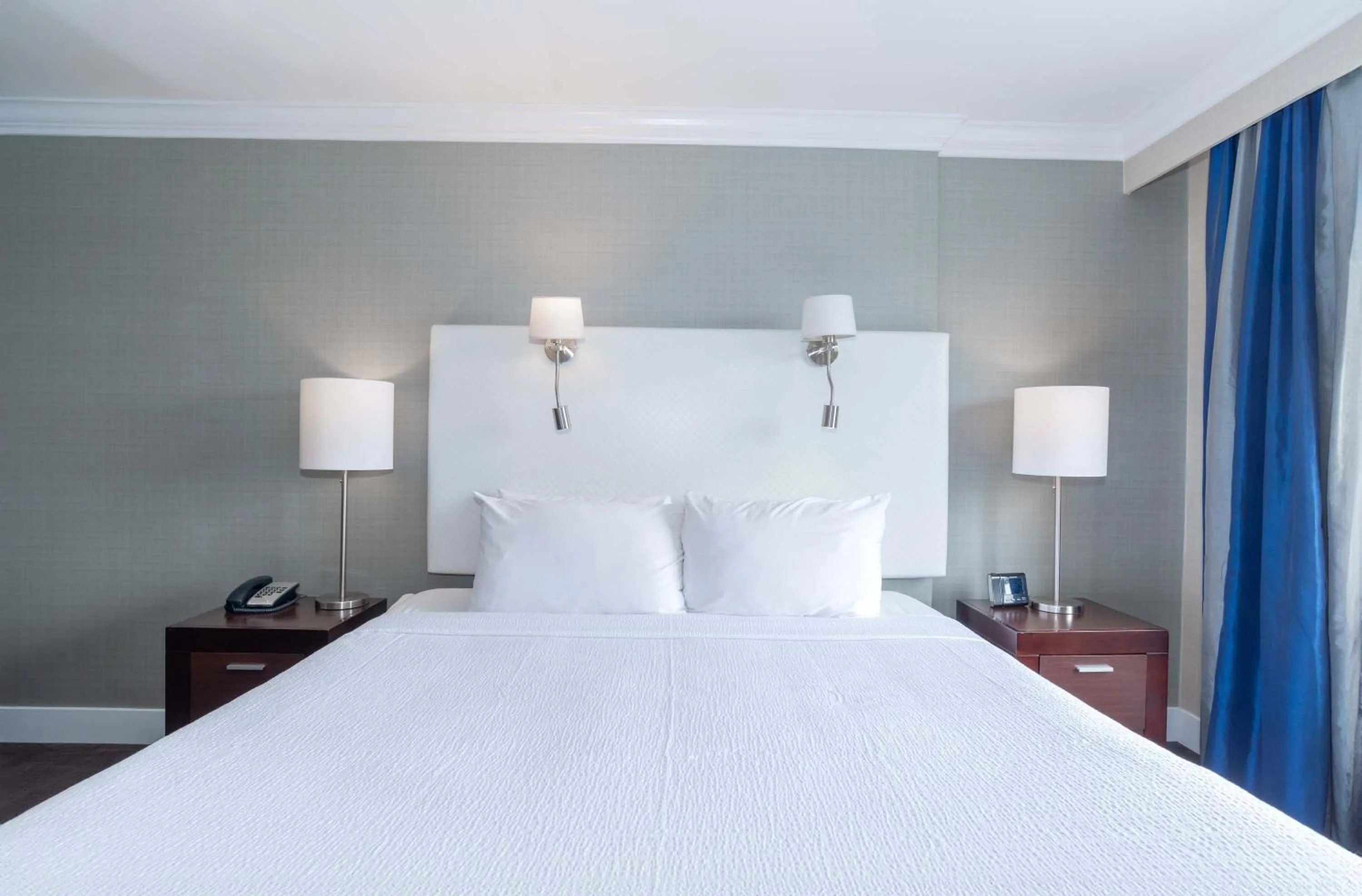 Photo of the whole room, Bed in Sandman Signature Langley Hotel