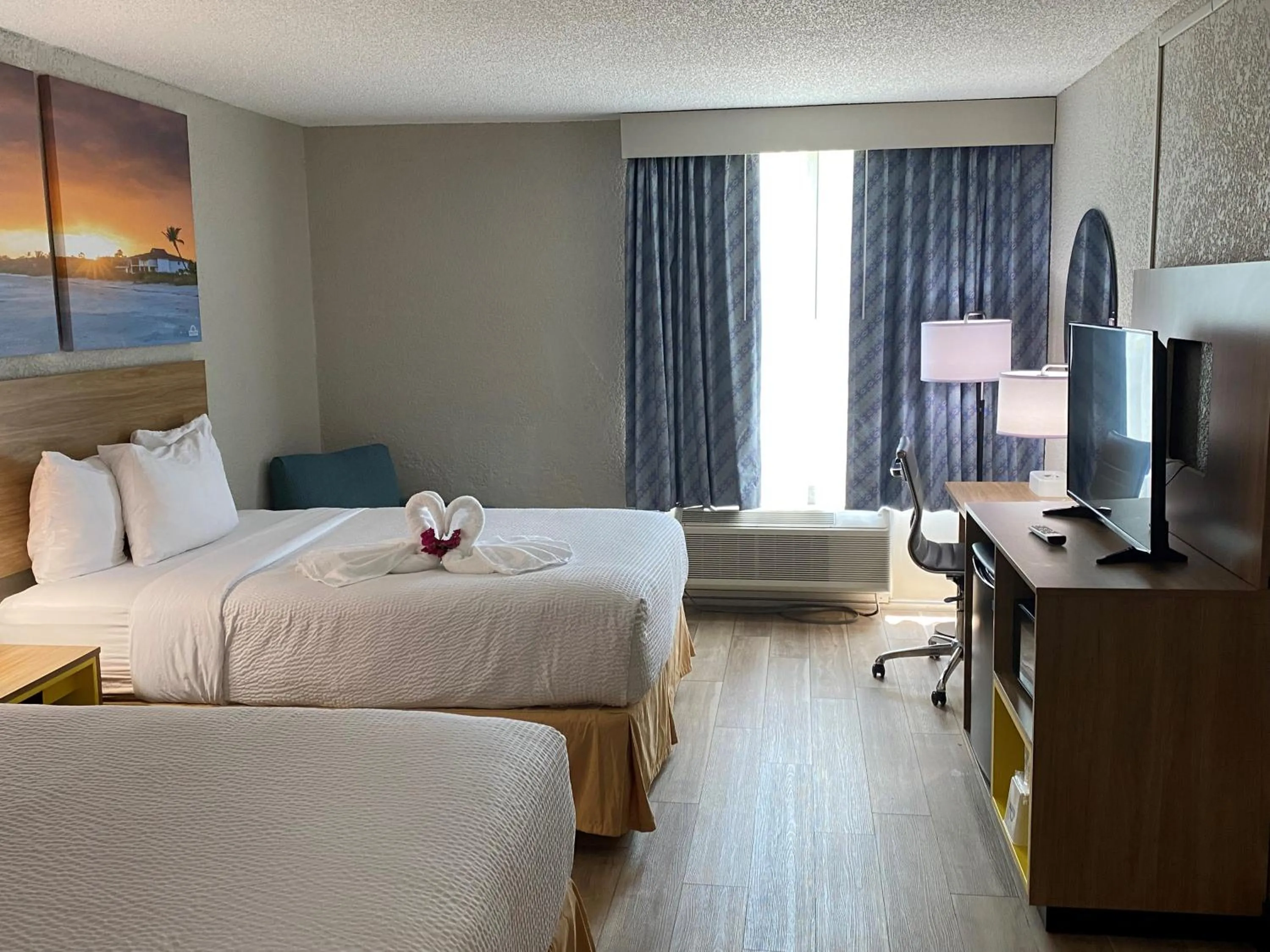Photo of the whole room, Bed in Days Inn & Suites by Wyndham Fort Pierce Midtown