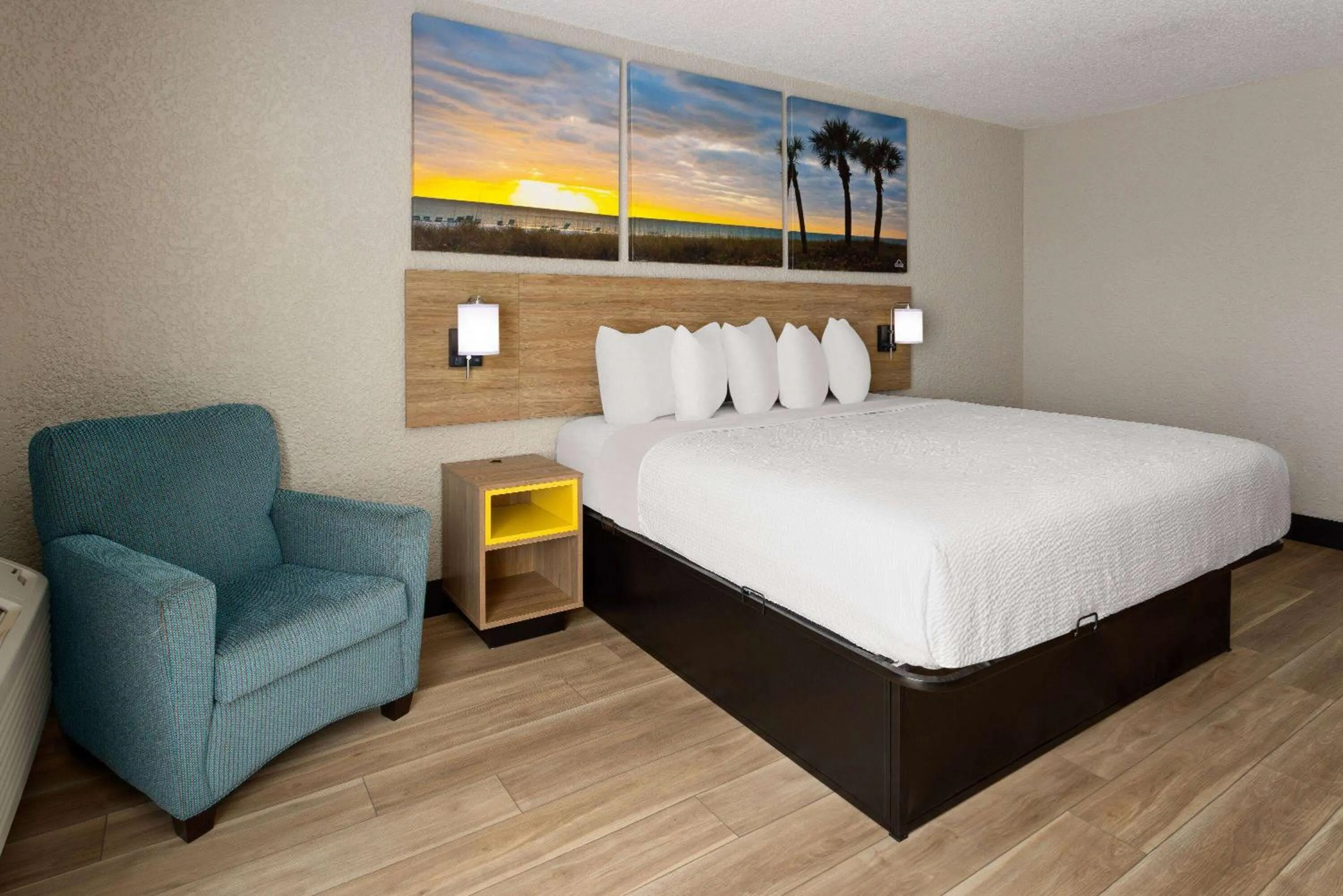 Photo of the whole room, Bed in Days Inn & Suites by Wyndham Fort Pierce Midtown