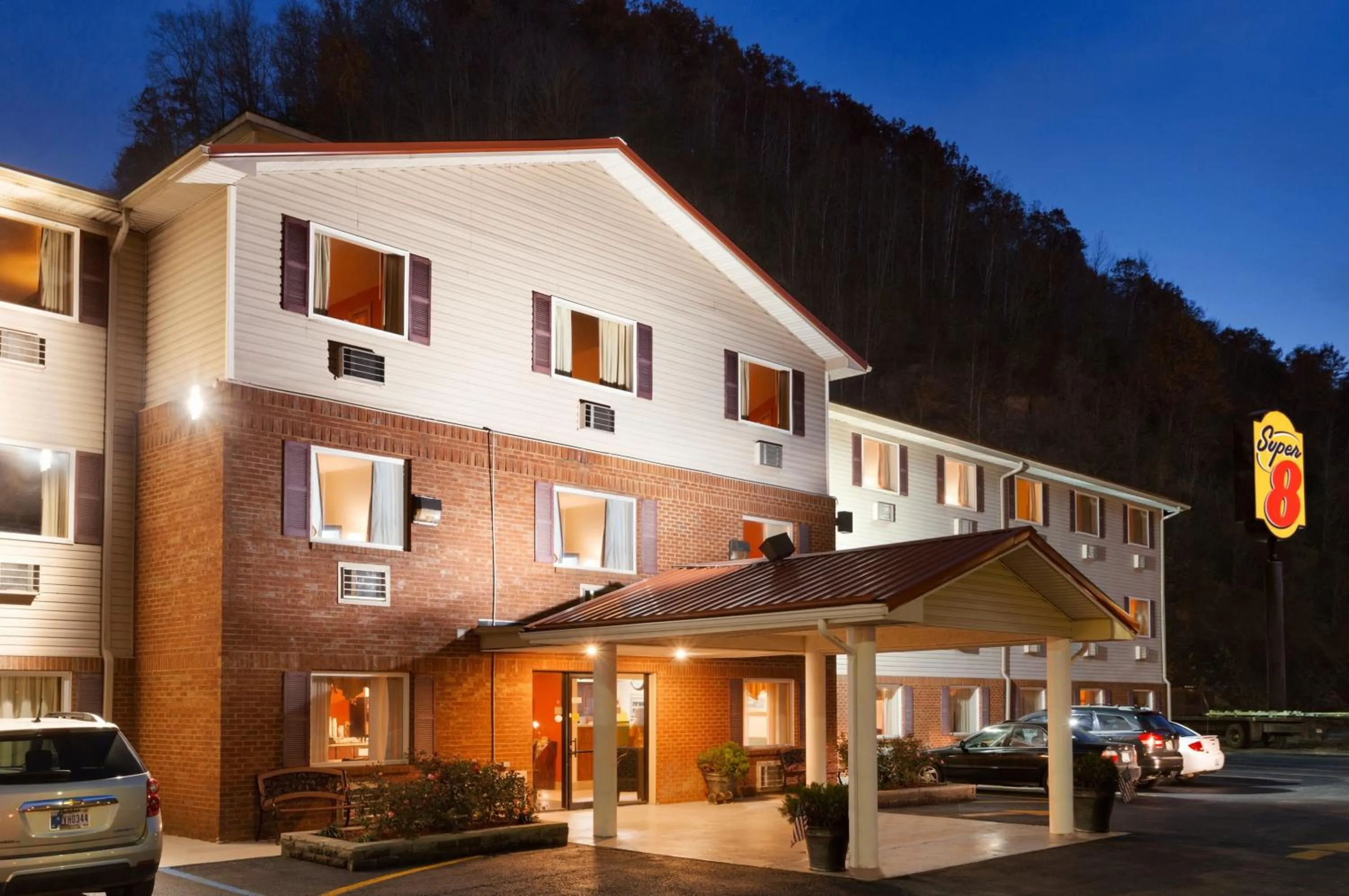 Facade/entrance in Super 8 by Wyndham Prestonsburg