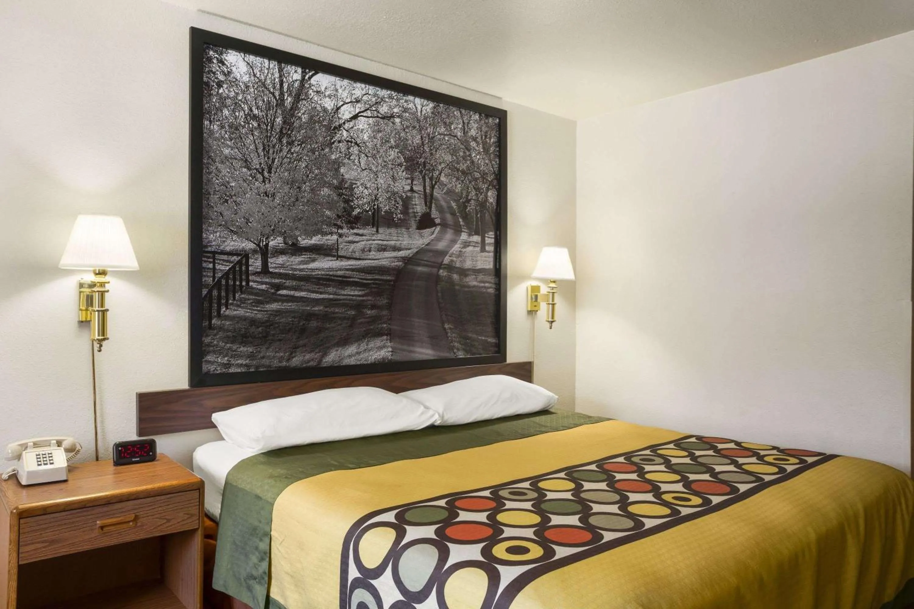 Photo of the whole room, Bed in Super 8 by Wyndham Prestonsburg