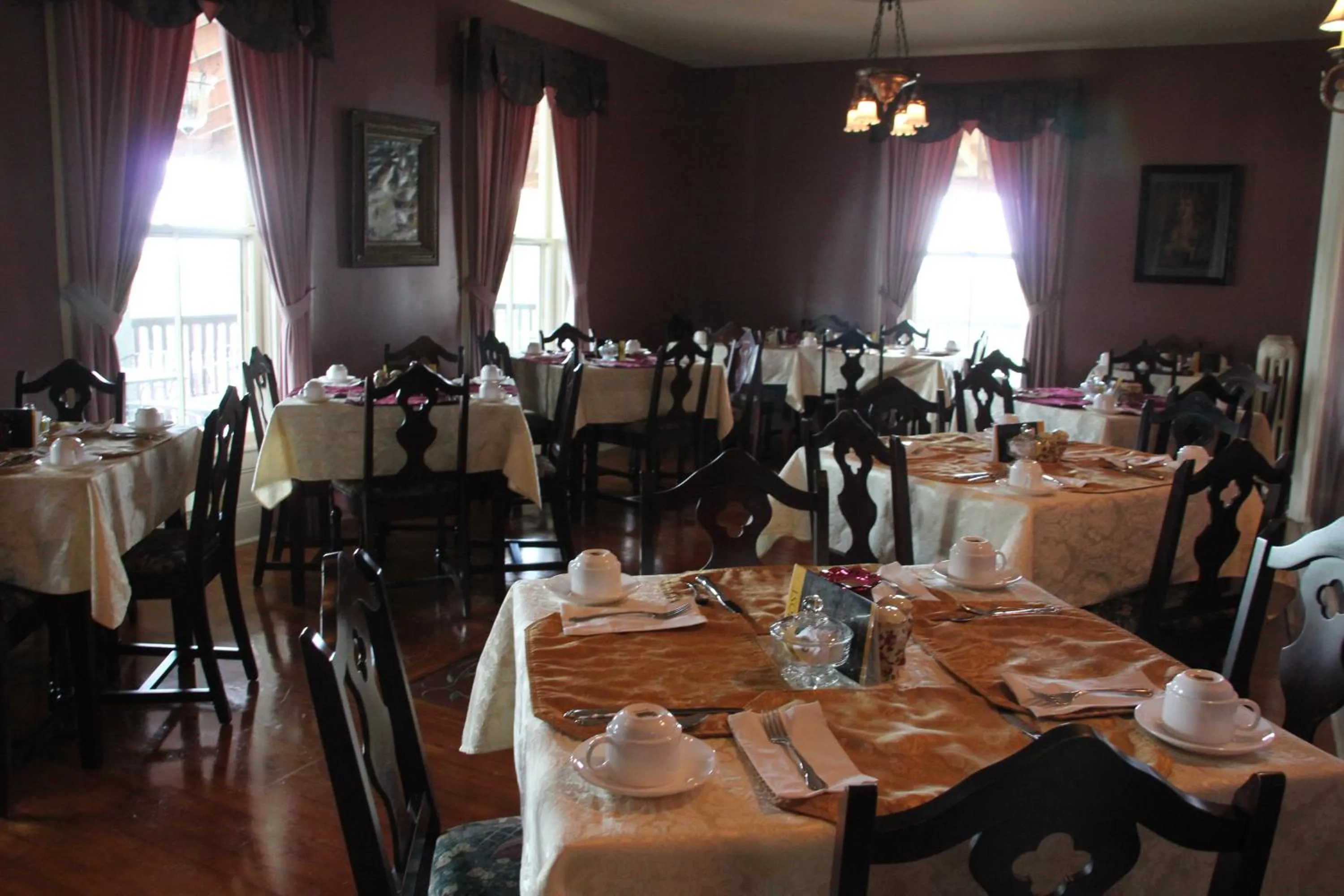 Restaurant/places to eat in Lynwood Inn