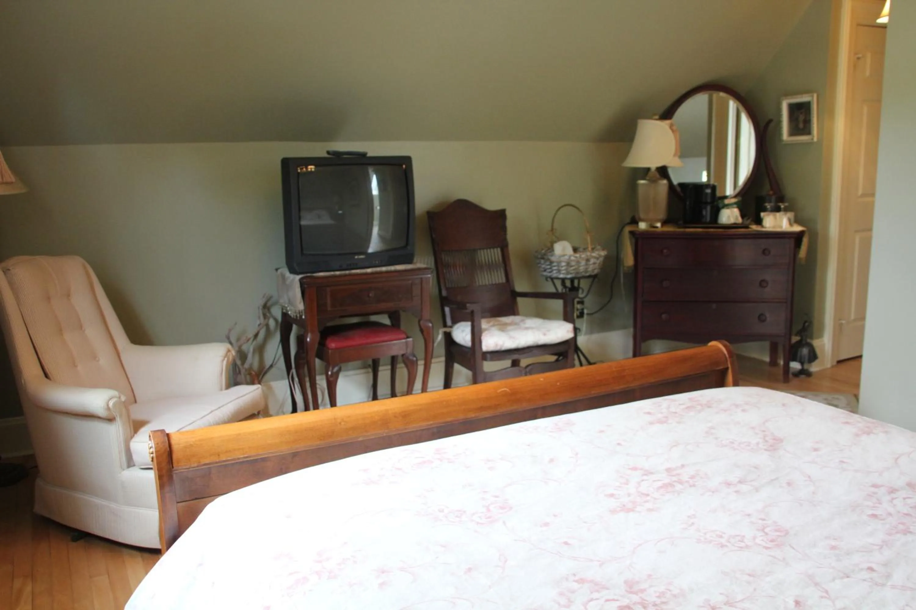 Bedroom in Lynwood Inn