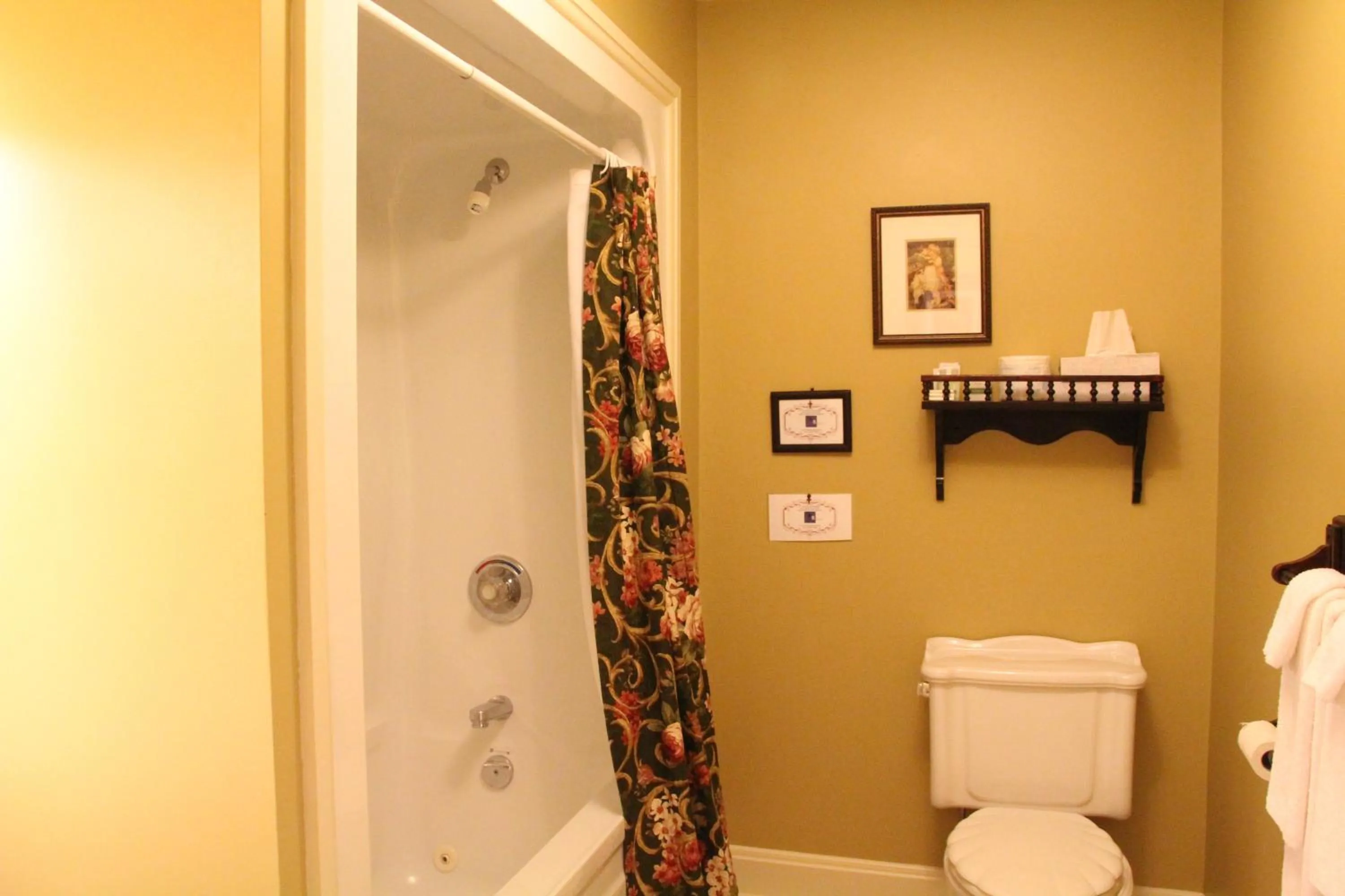 Bathroom in Lynwood Inn