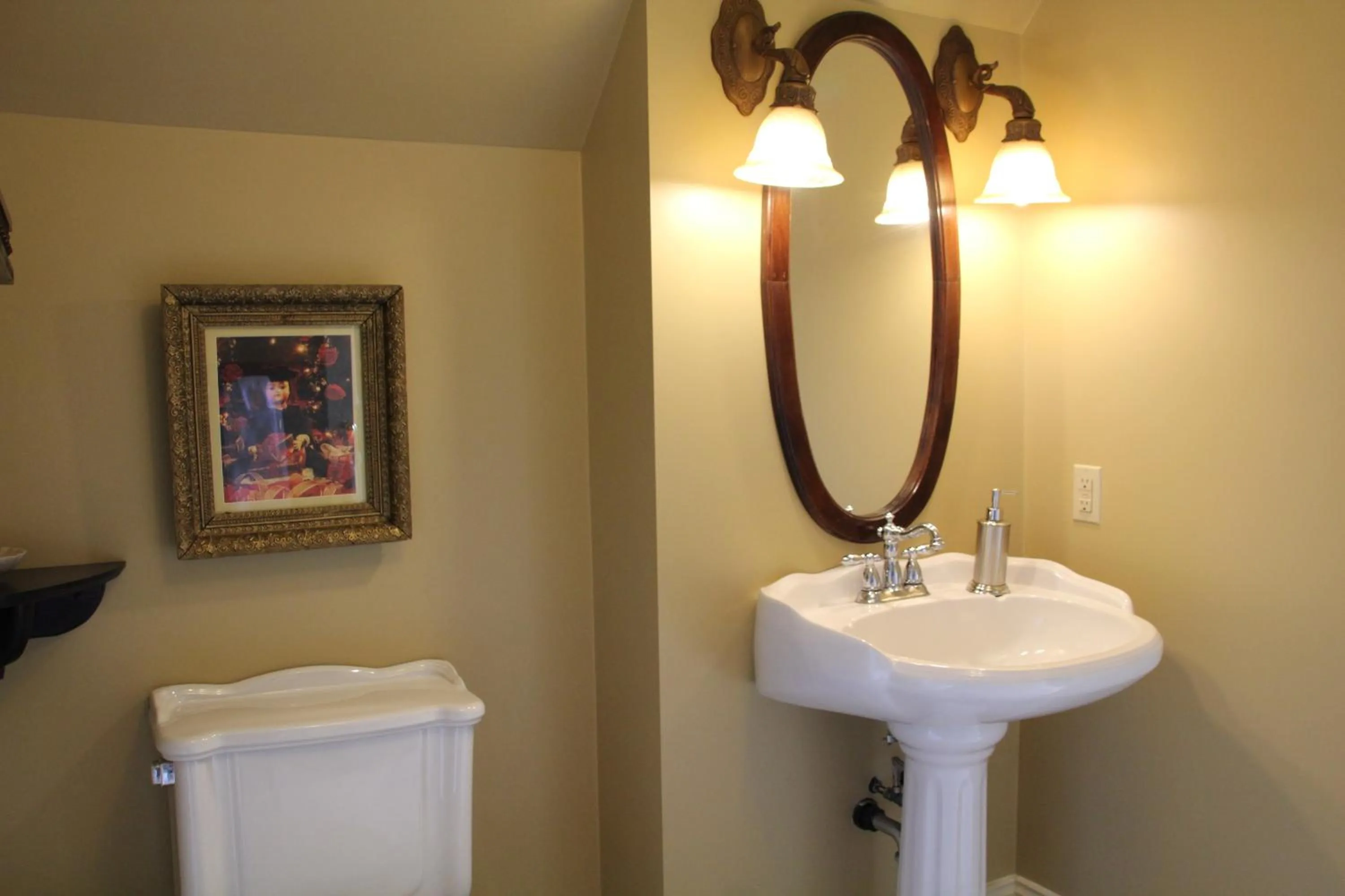 Bathroom in Lynwood Inn