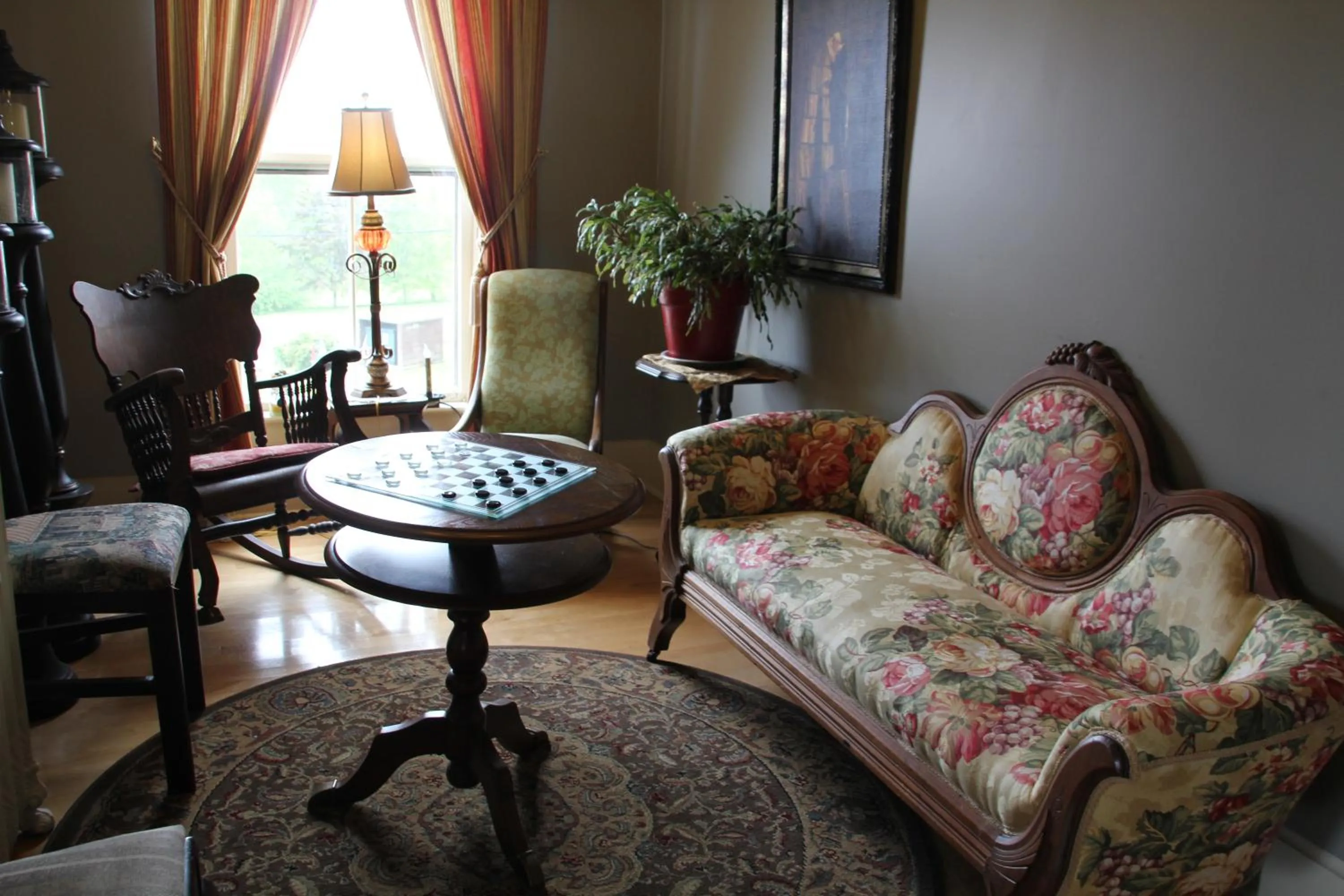 Seating area in Lynwood Inn