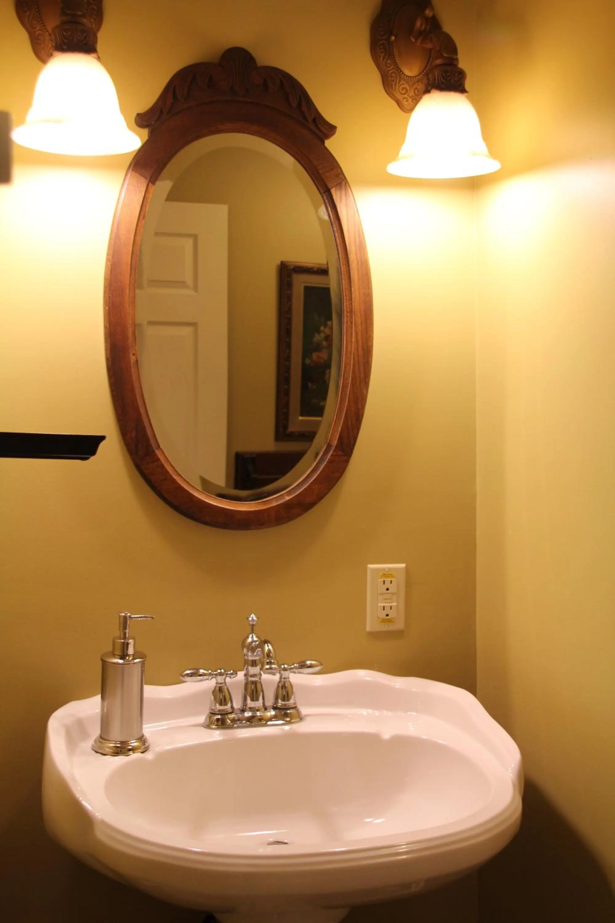 Bathroom in Lynwood Inn