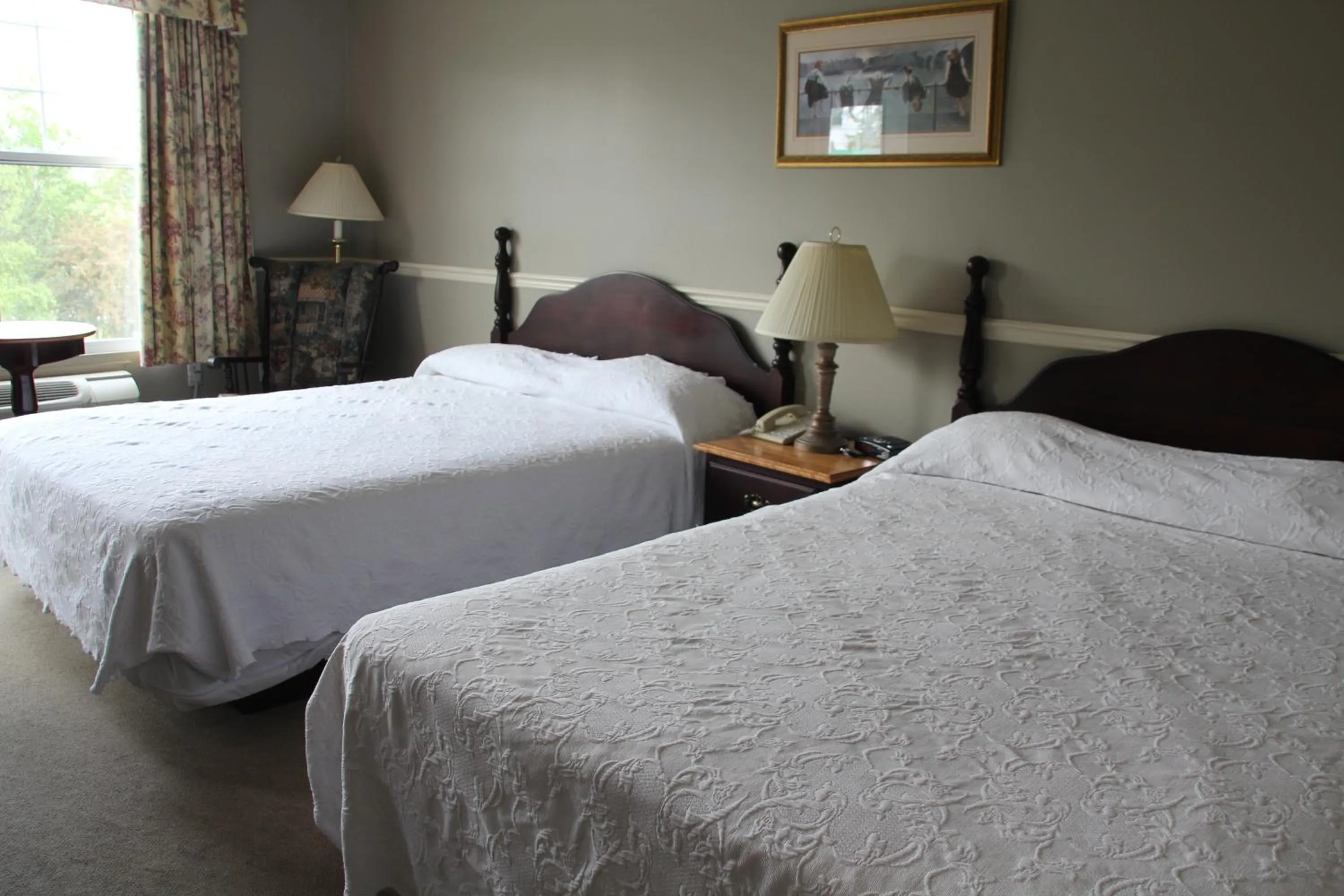 Bedroom in Lynwood Inn