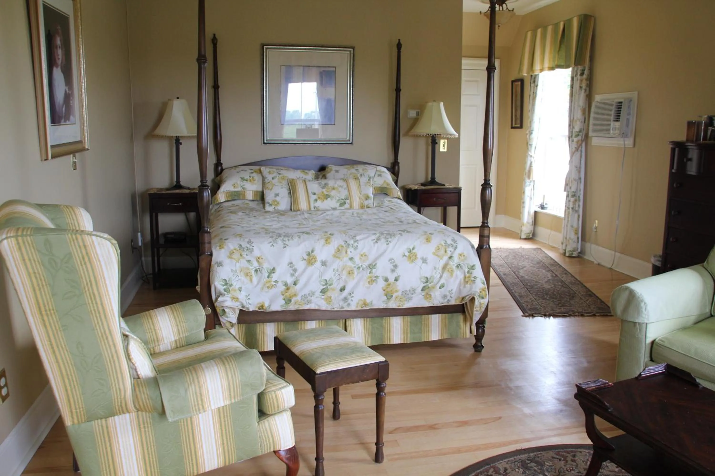 Bedroom in Lynwood Inn