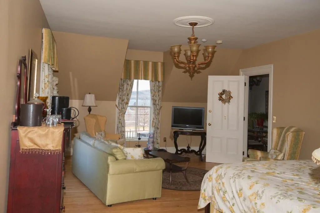 Decorative detail in Lynwood Inn