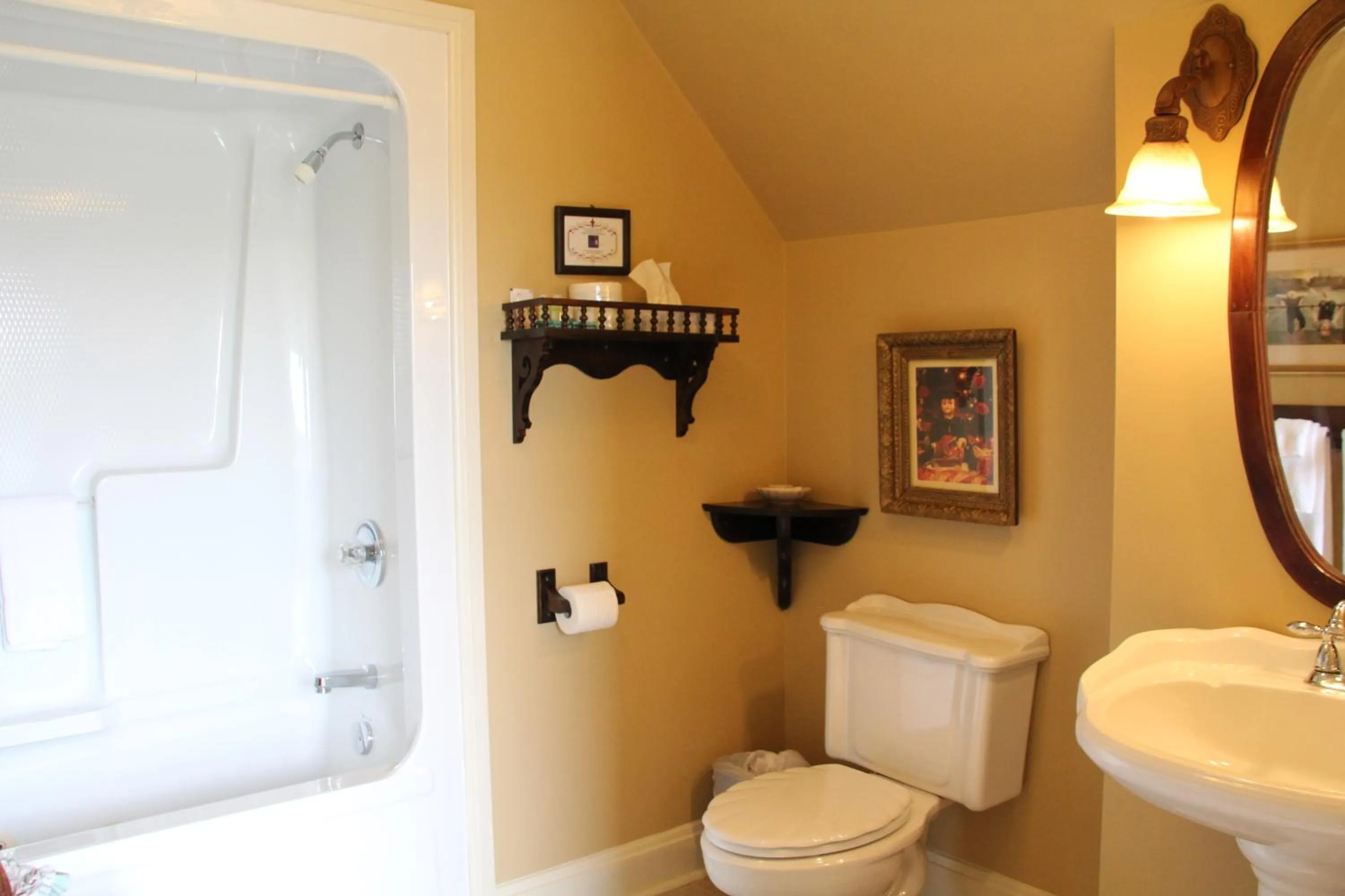 Bathroom in Lynwood Inn