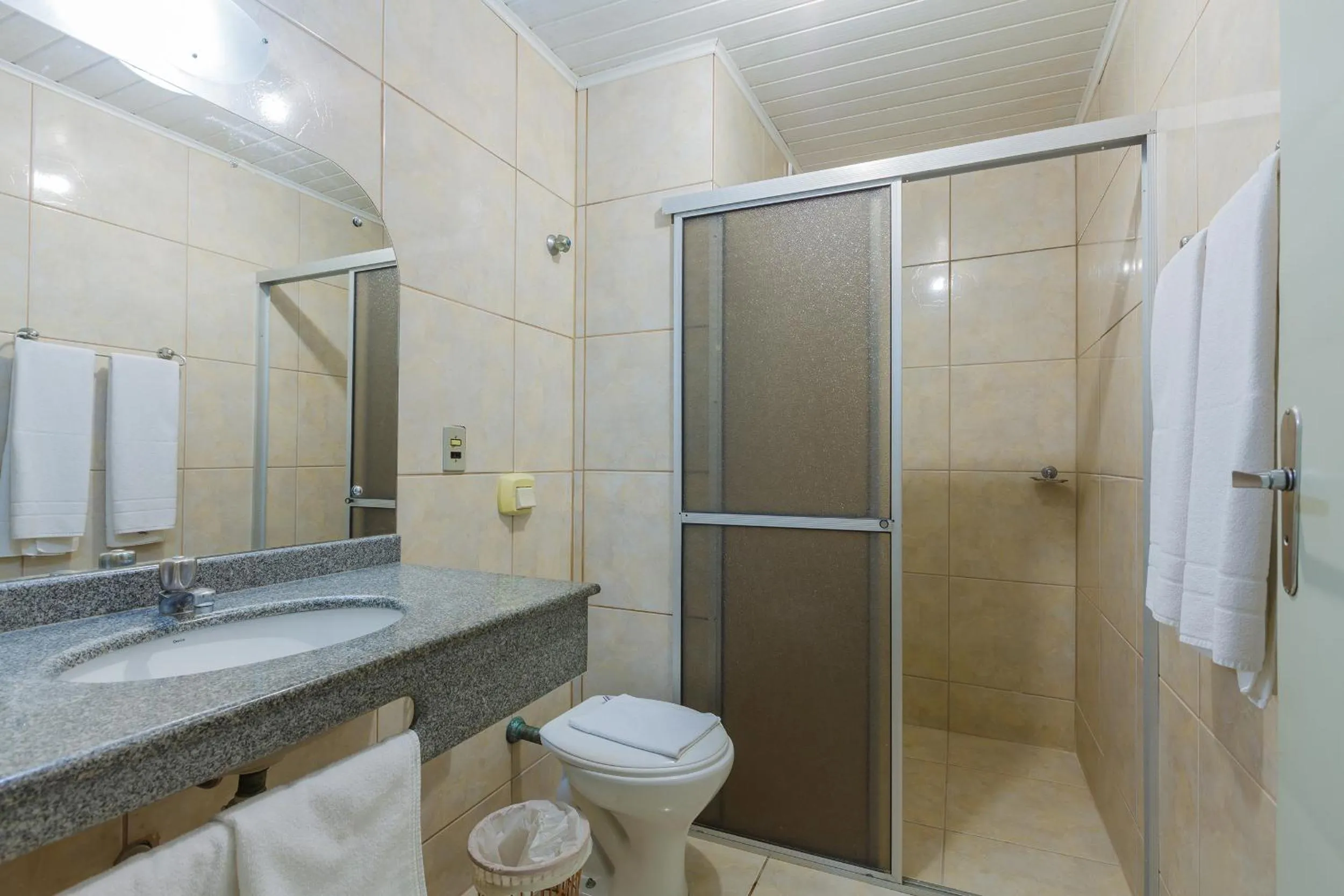 Toilet in Tri Hotel Florianópolis