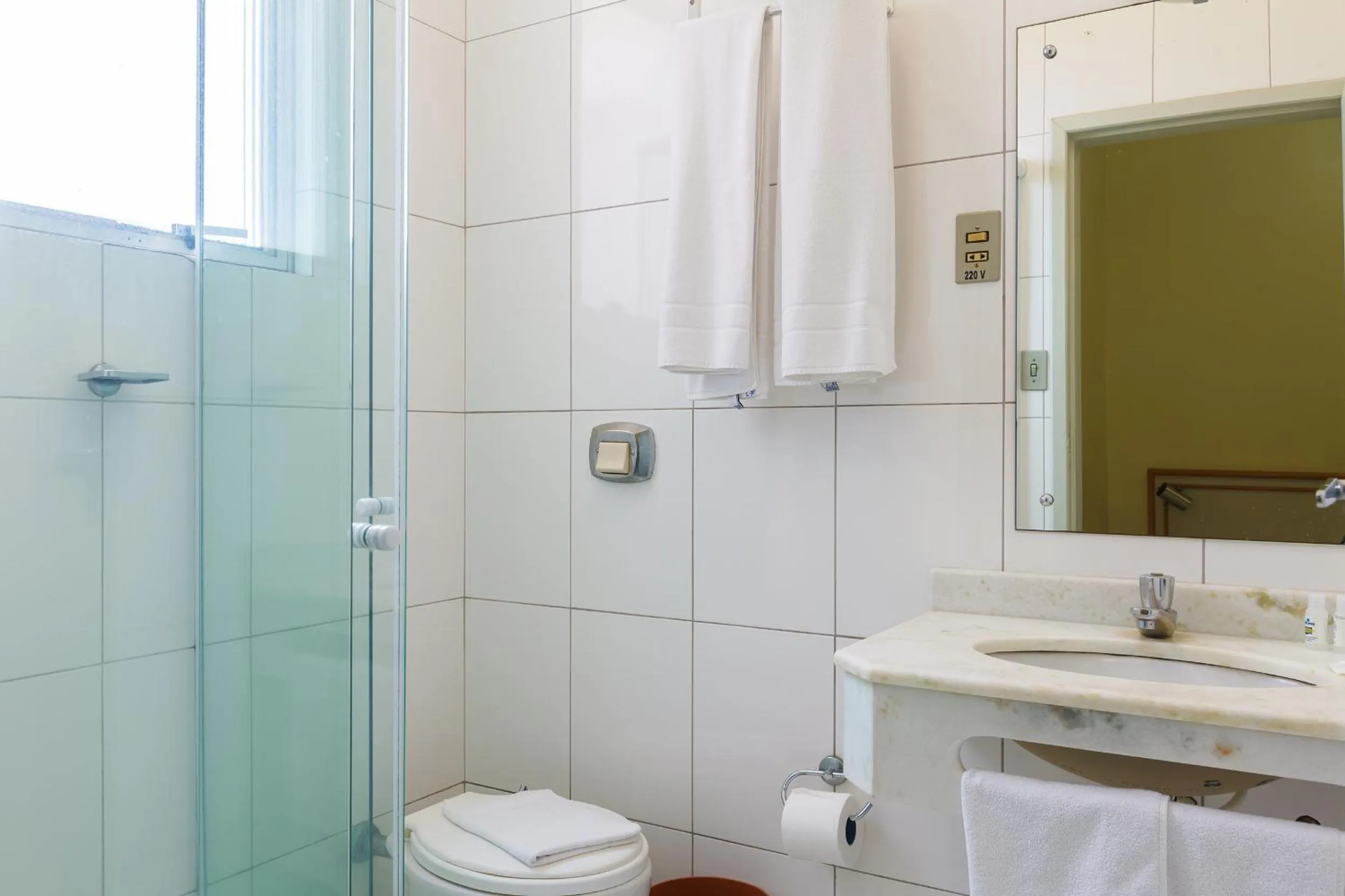 Toilet in Tri Hotel Florianópolis