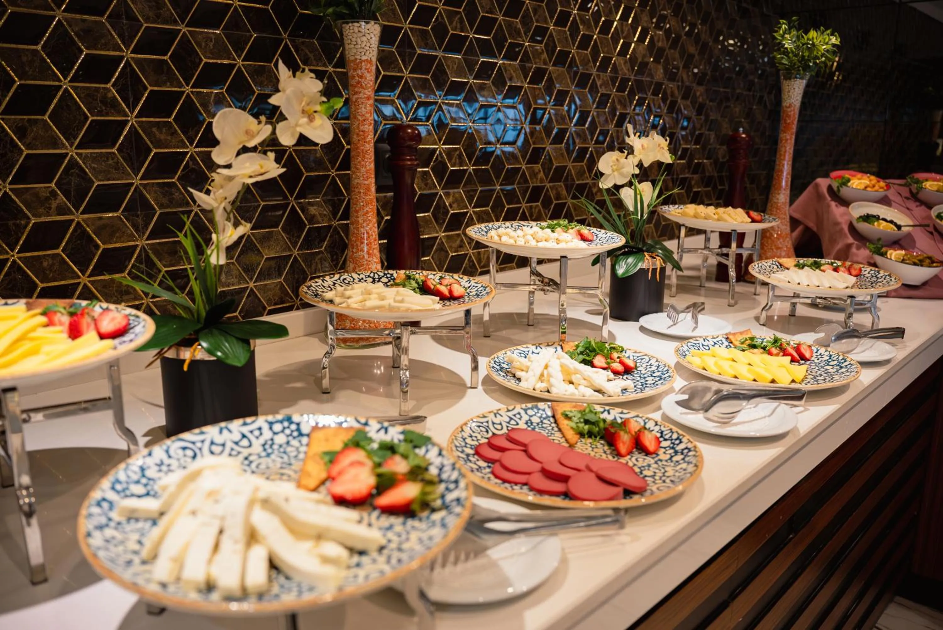 Restaurant/places to eat in Grand Vaves Hotel