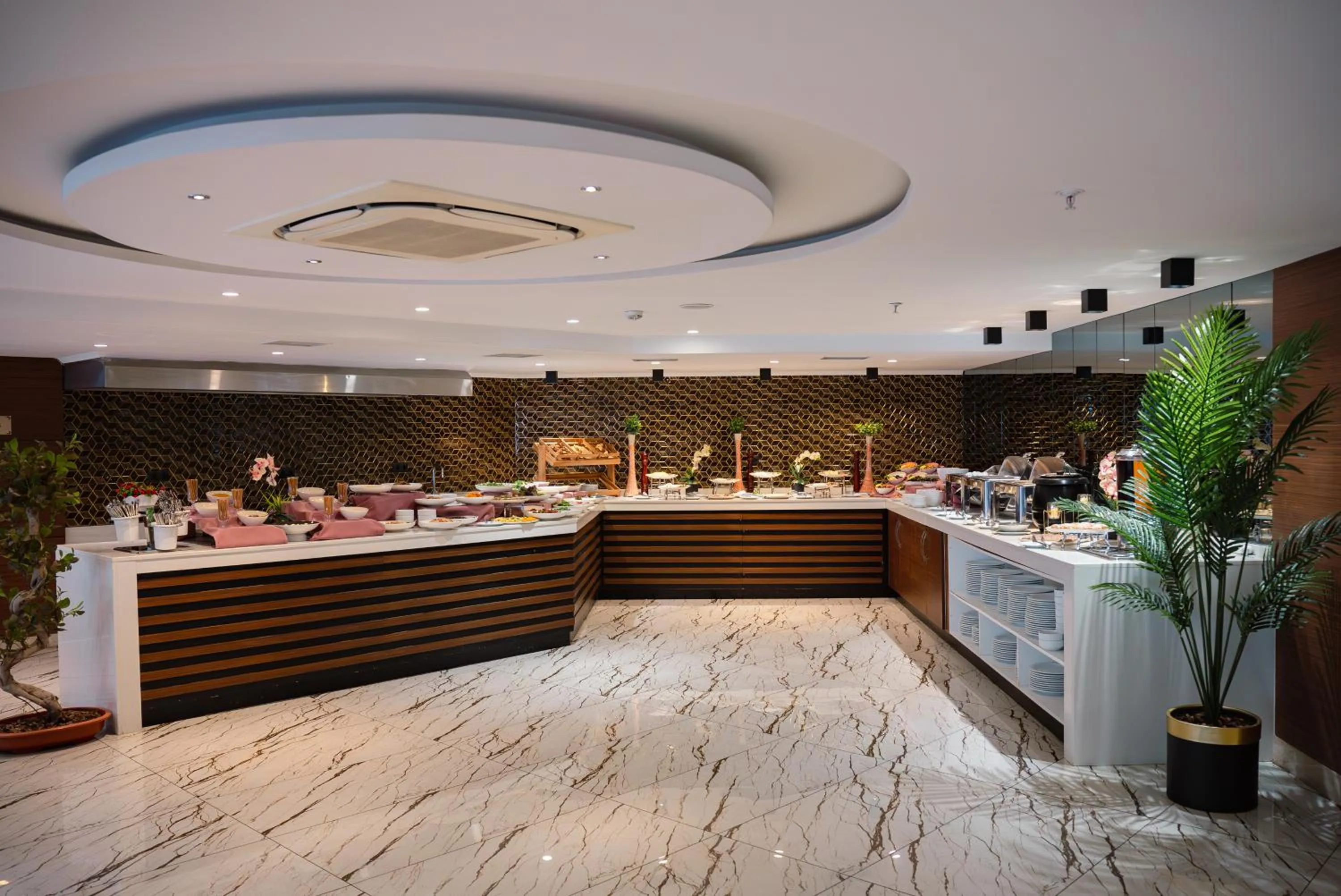 Restaurant/places to eat in Grand Vaves Hotel