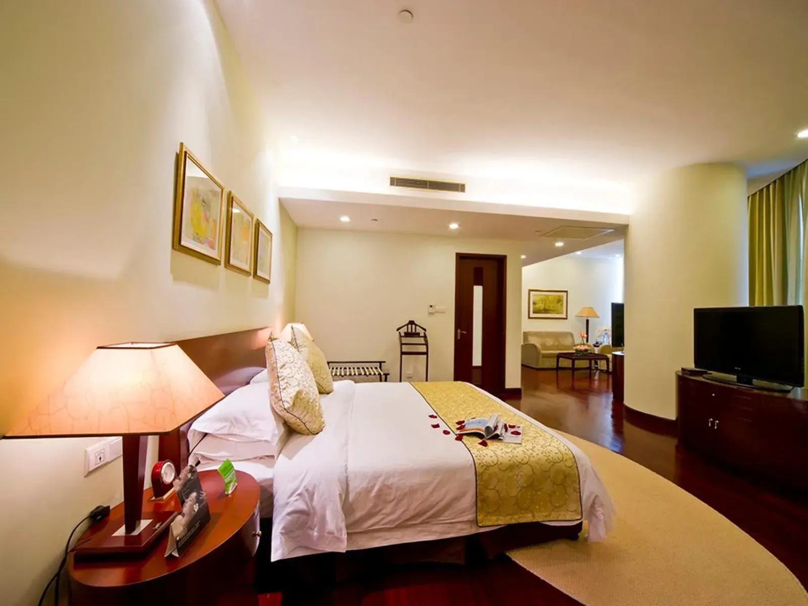 Executive King Suite in Ramada Plaza Sino-Bay Shanghai Executive King Suite in Ramada Plaza Sino-Bay Shanghai