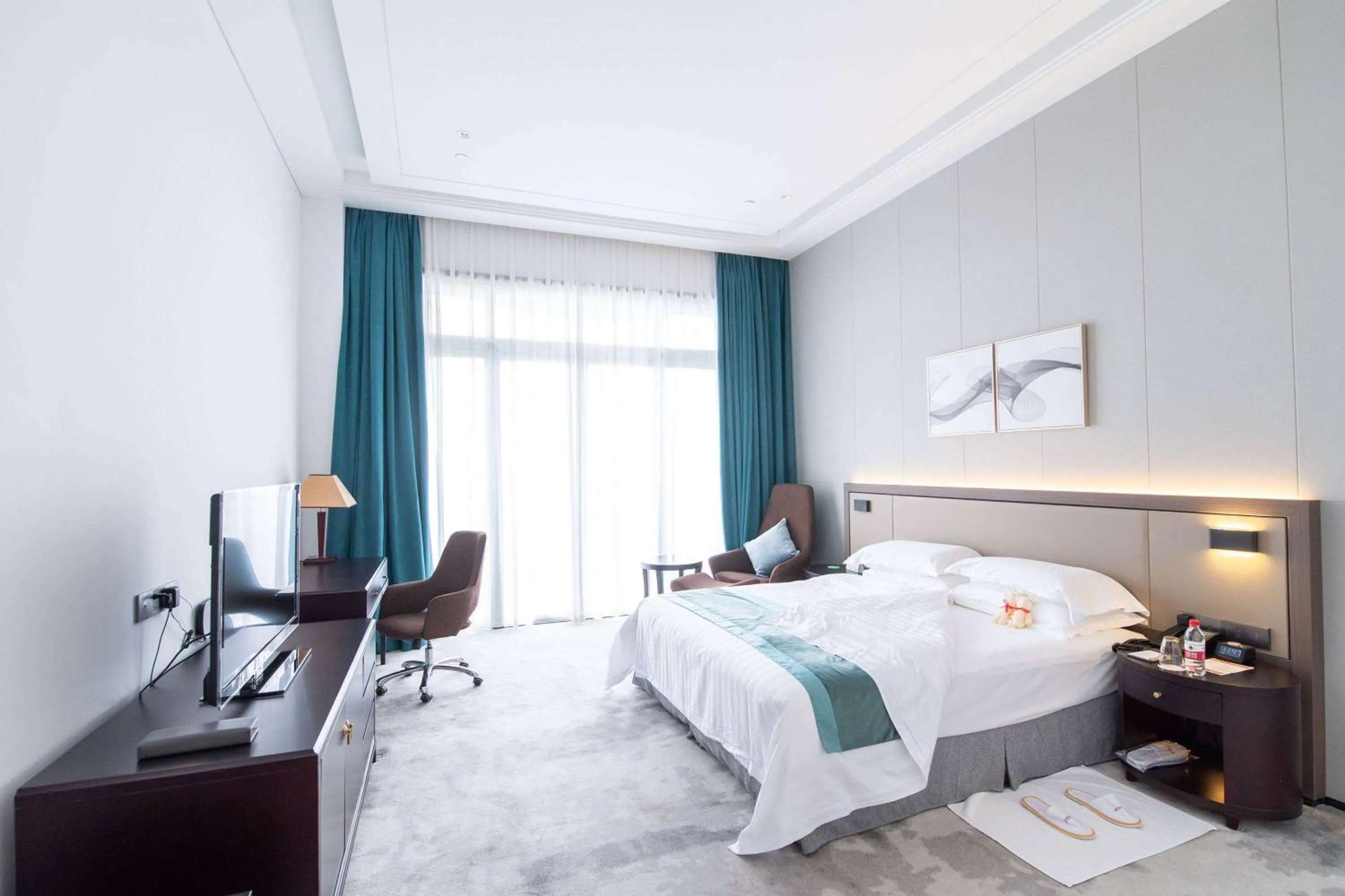 Photo of the whole room, Bed in Ramada Plaza Sino-Bay Shanghai