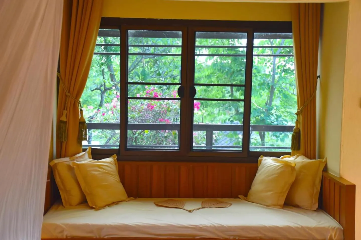 Seating area, Bed in Villa Khao Phaengma