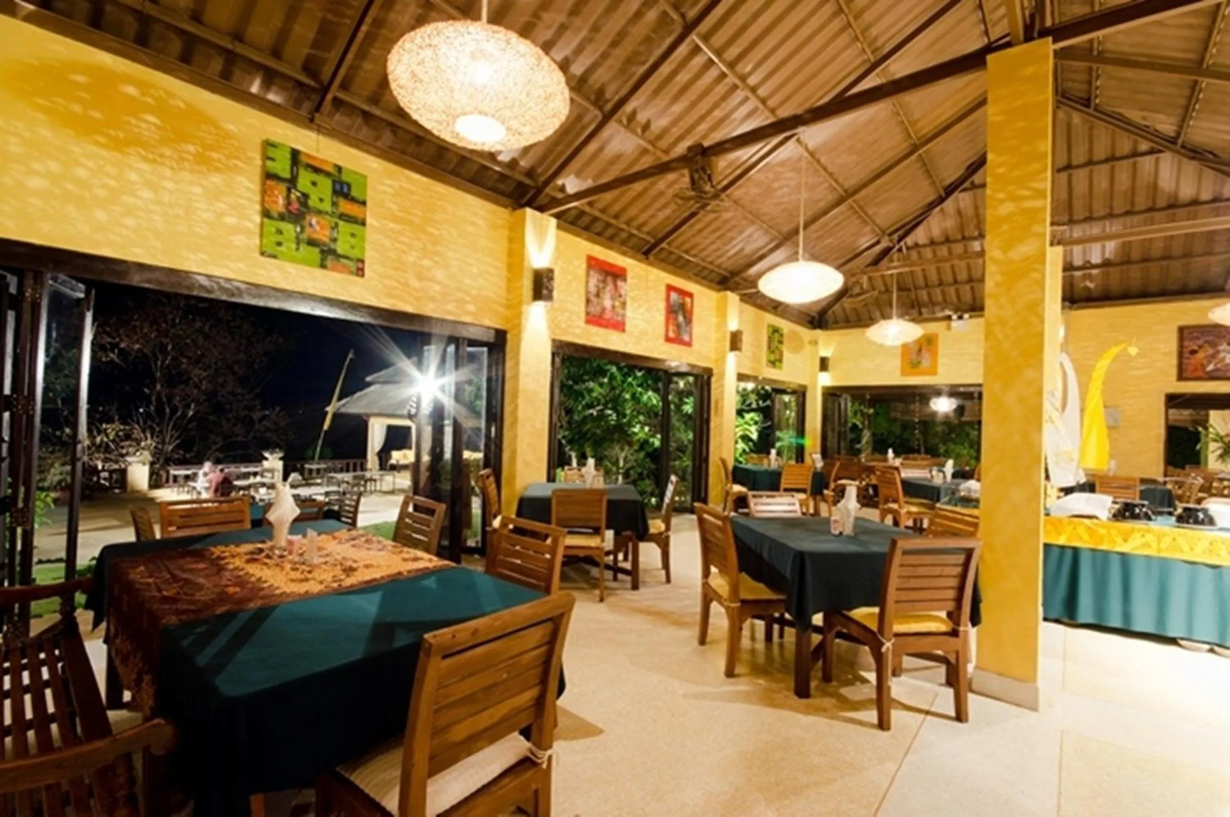 Restaurant/places to eat in Villa Khao Phaengma