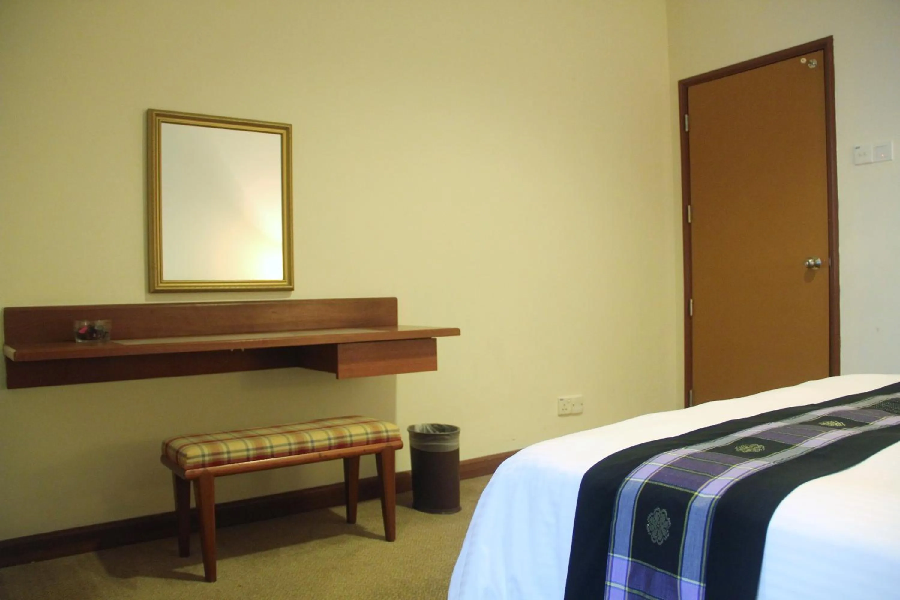 Bedroom, Bed in The Maple Suite