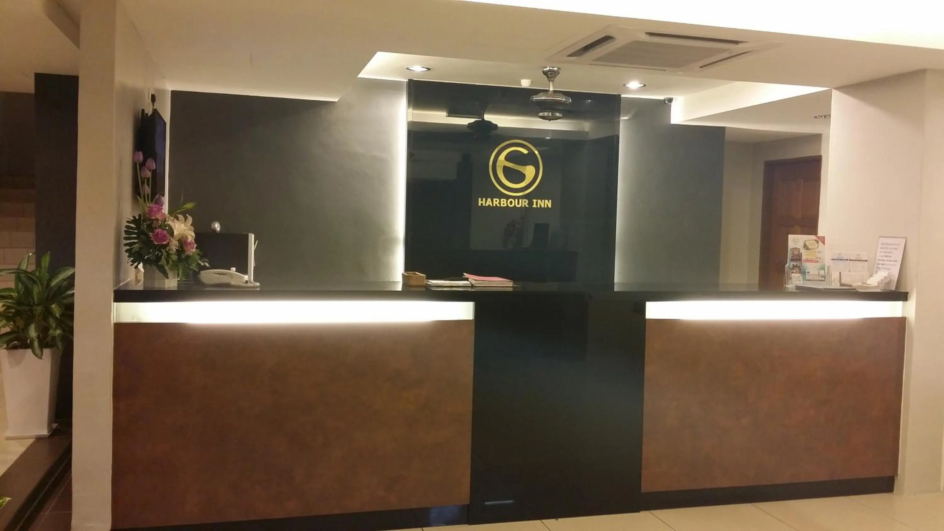 Lobby or reception in Harbour Inn