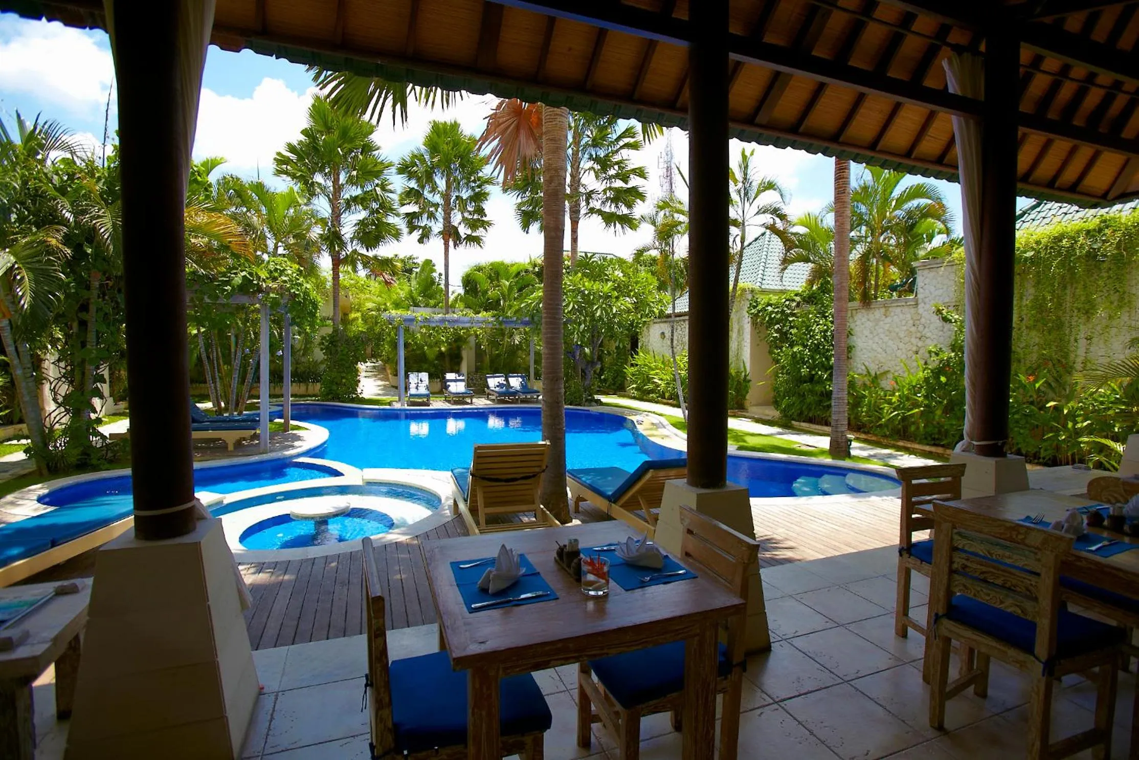 Food and drinks in Artemis Villa Hotel