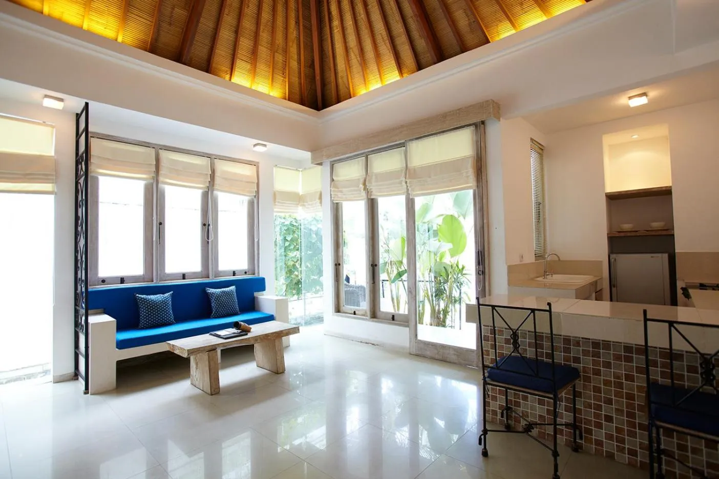 Living room in Artemis Villa Hotel