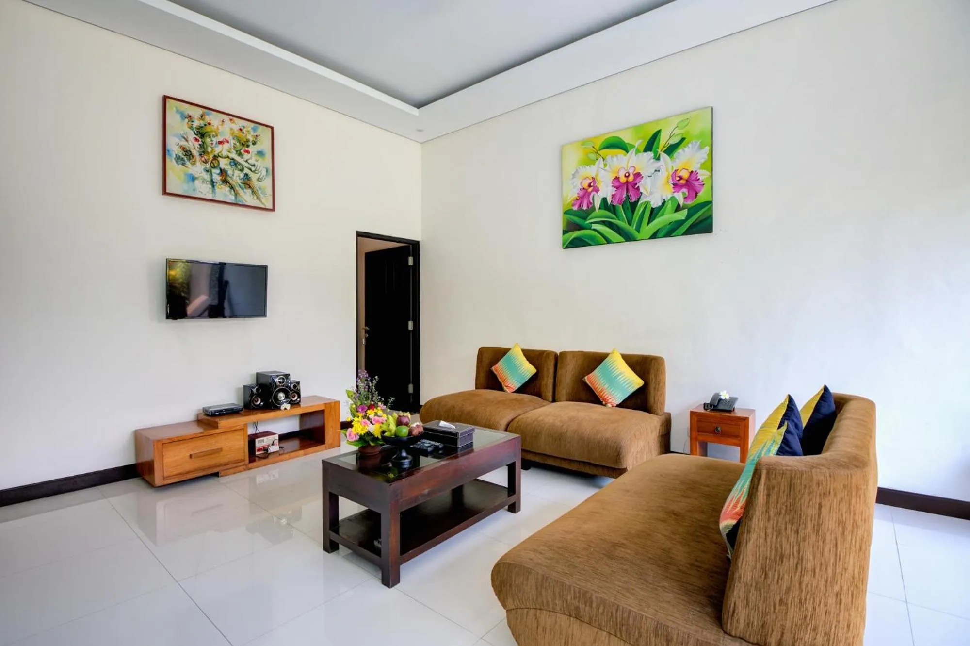 TV and multimedia in Gracia Bali Villas & Apartment Managed by Manara