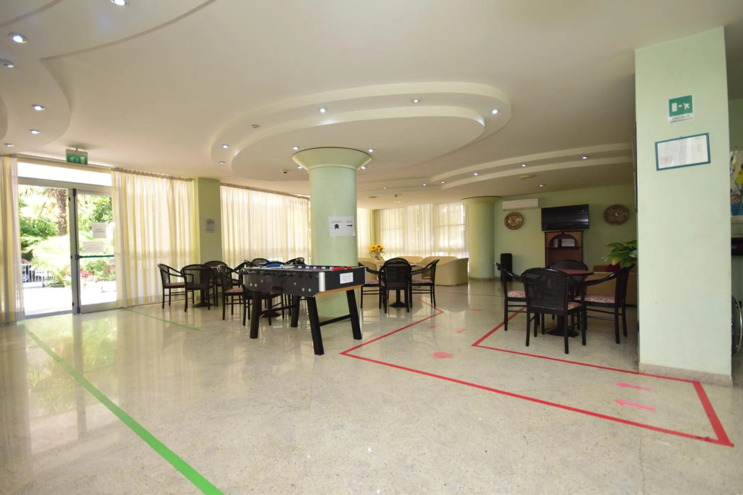 Communal lounge/ TV room in Hotel Como